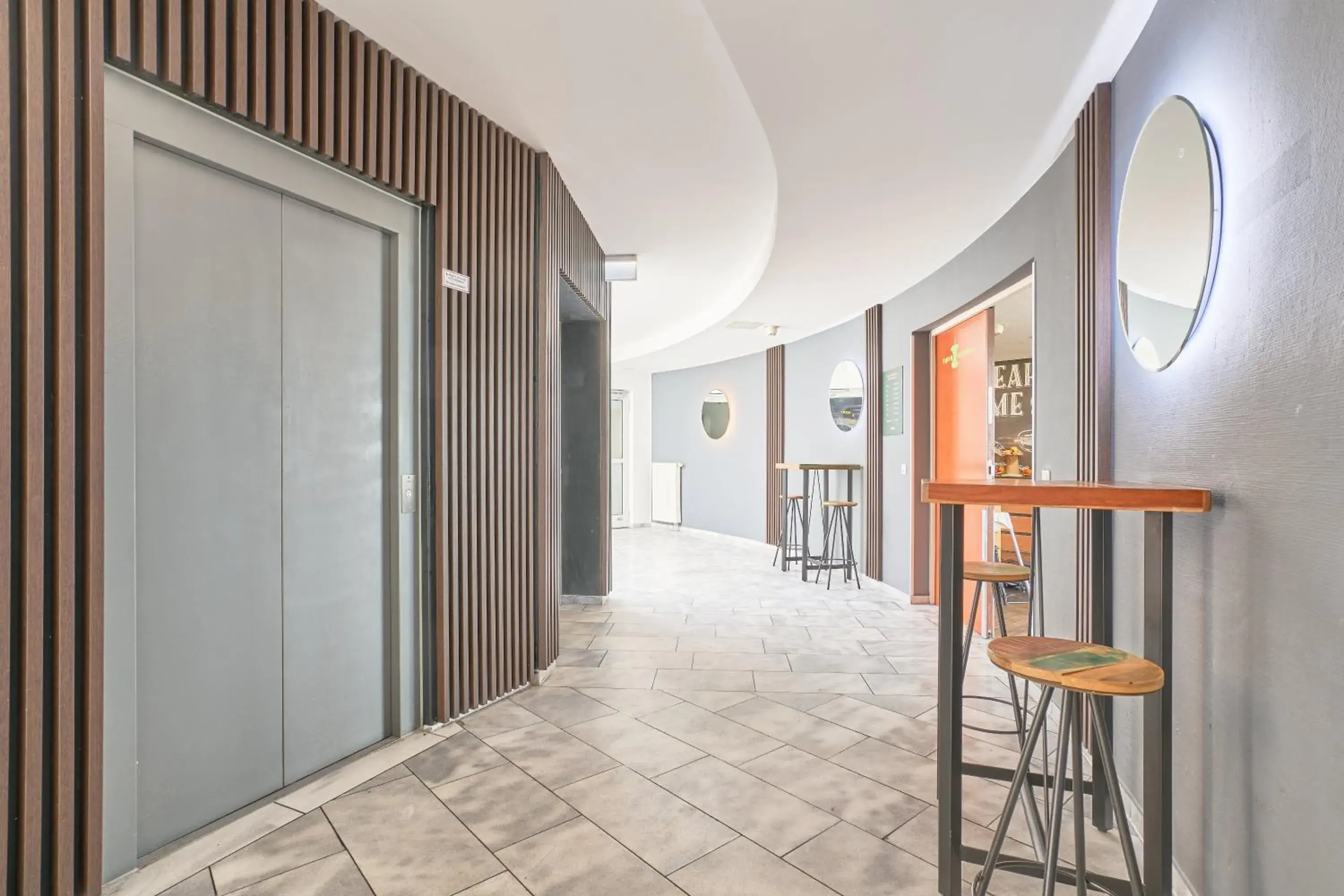 Lobby or reception in eXo Square Heidelberg/Schwetzingen - by SuperFly Hotels Lobby or reception in eXo Square Heidelberg/Schwetzingen - by SuperFly Hotels