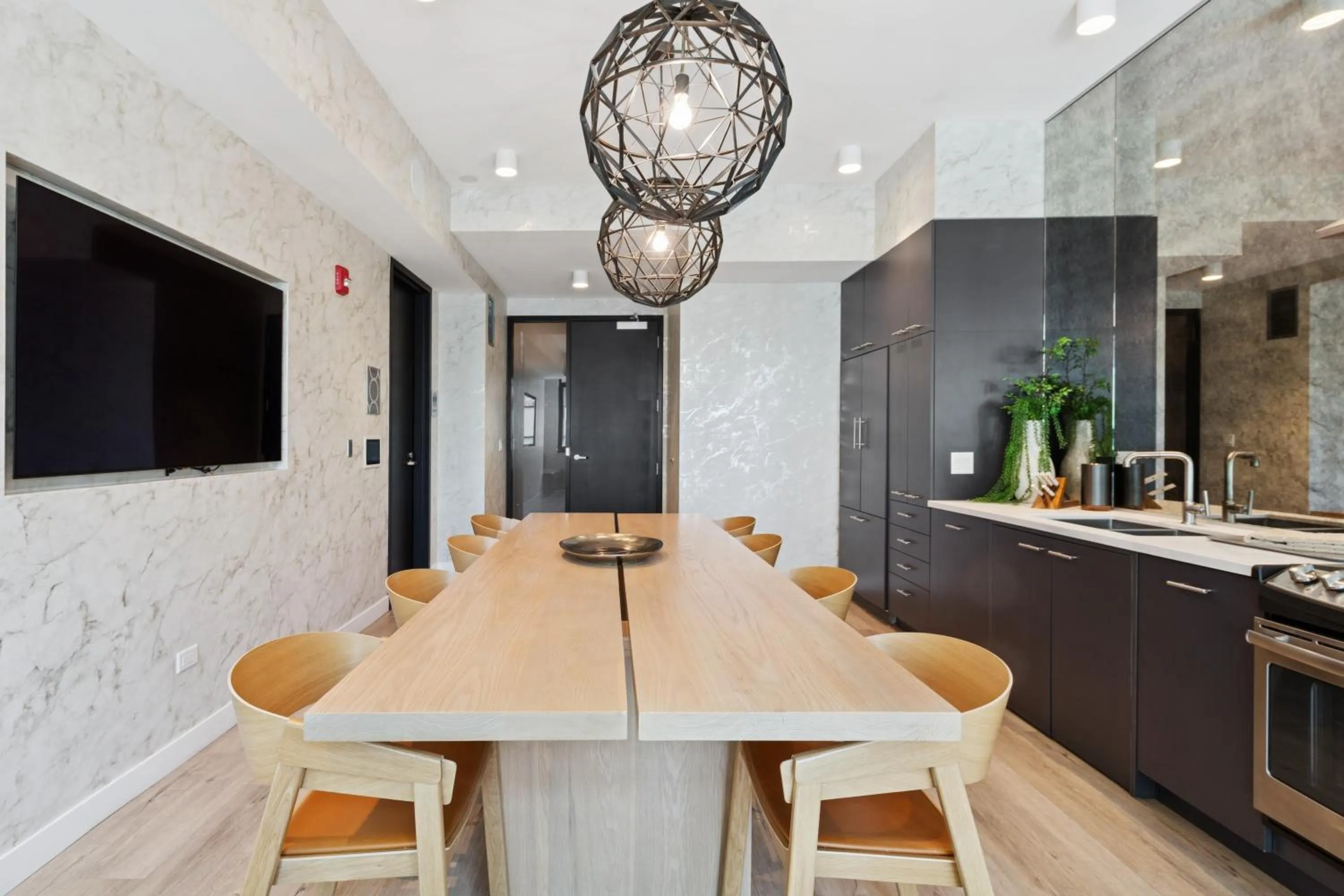 Communal lounge/ TV room in Kasa River North Chicago