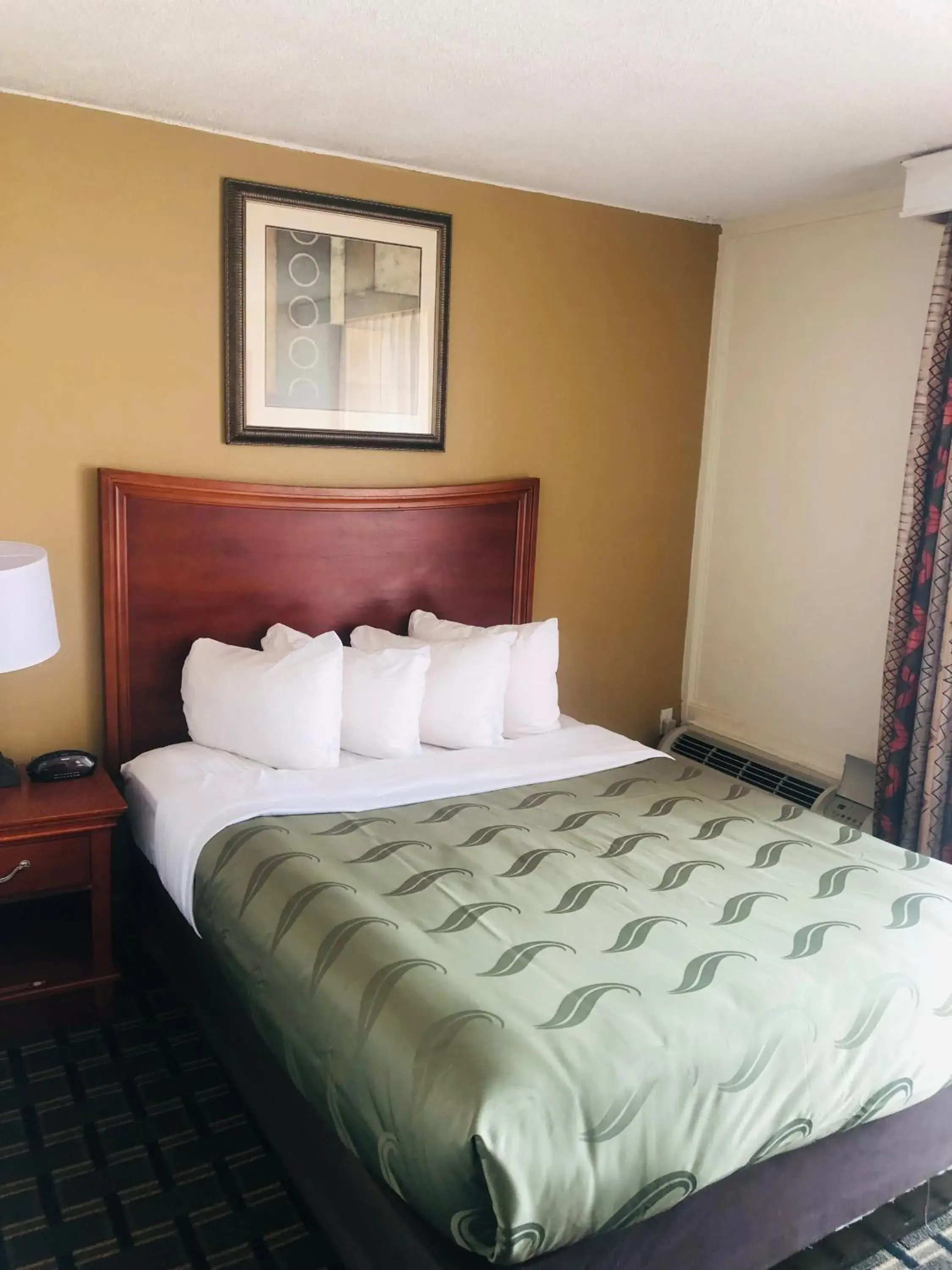 Bed in Quail Inn and Suites - Myrtle Beach Bed in Quail Inn and Suites - Myrtle Beach