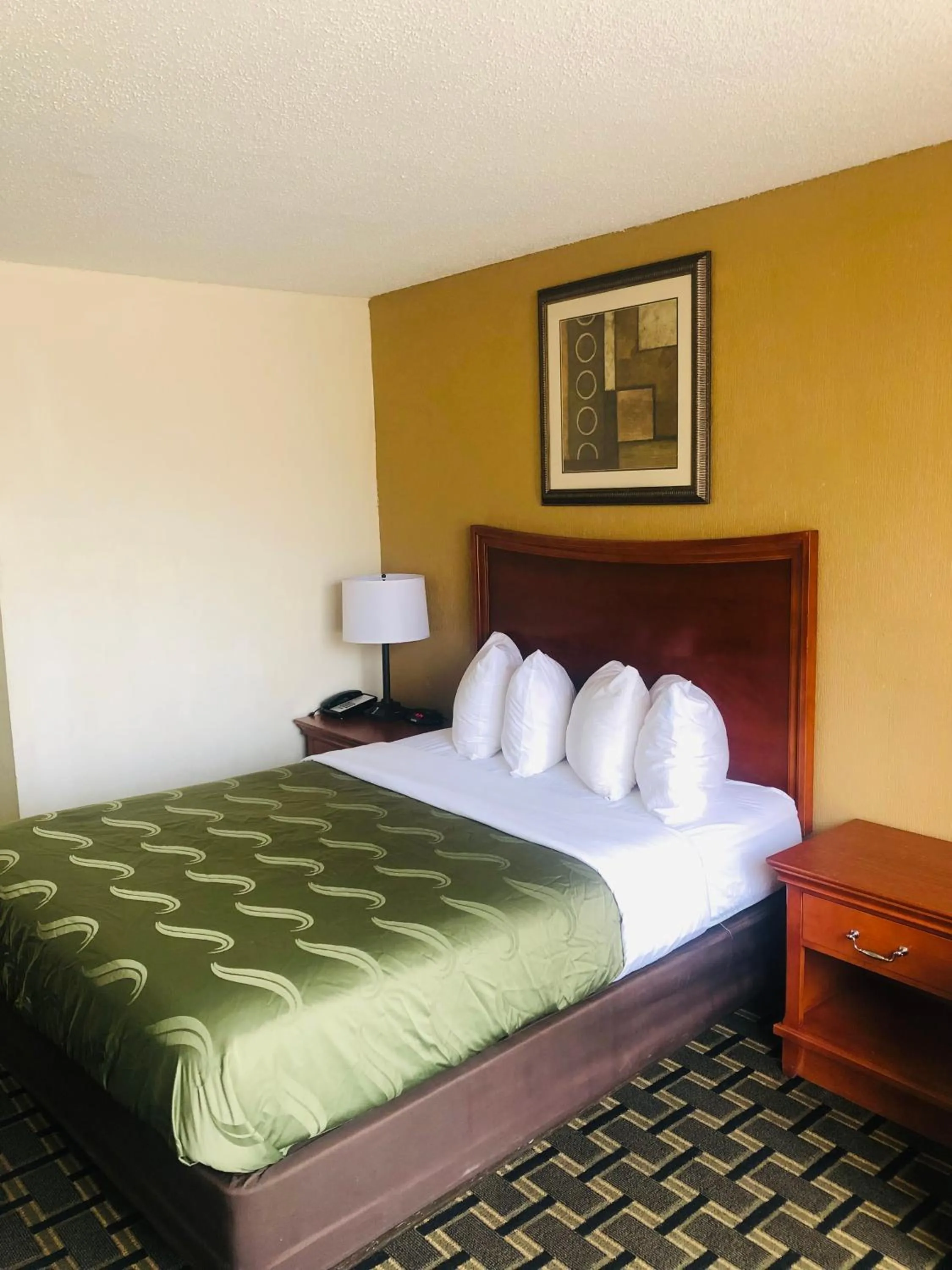 Bed in Quail Inn and Suites - Myrtle Beach