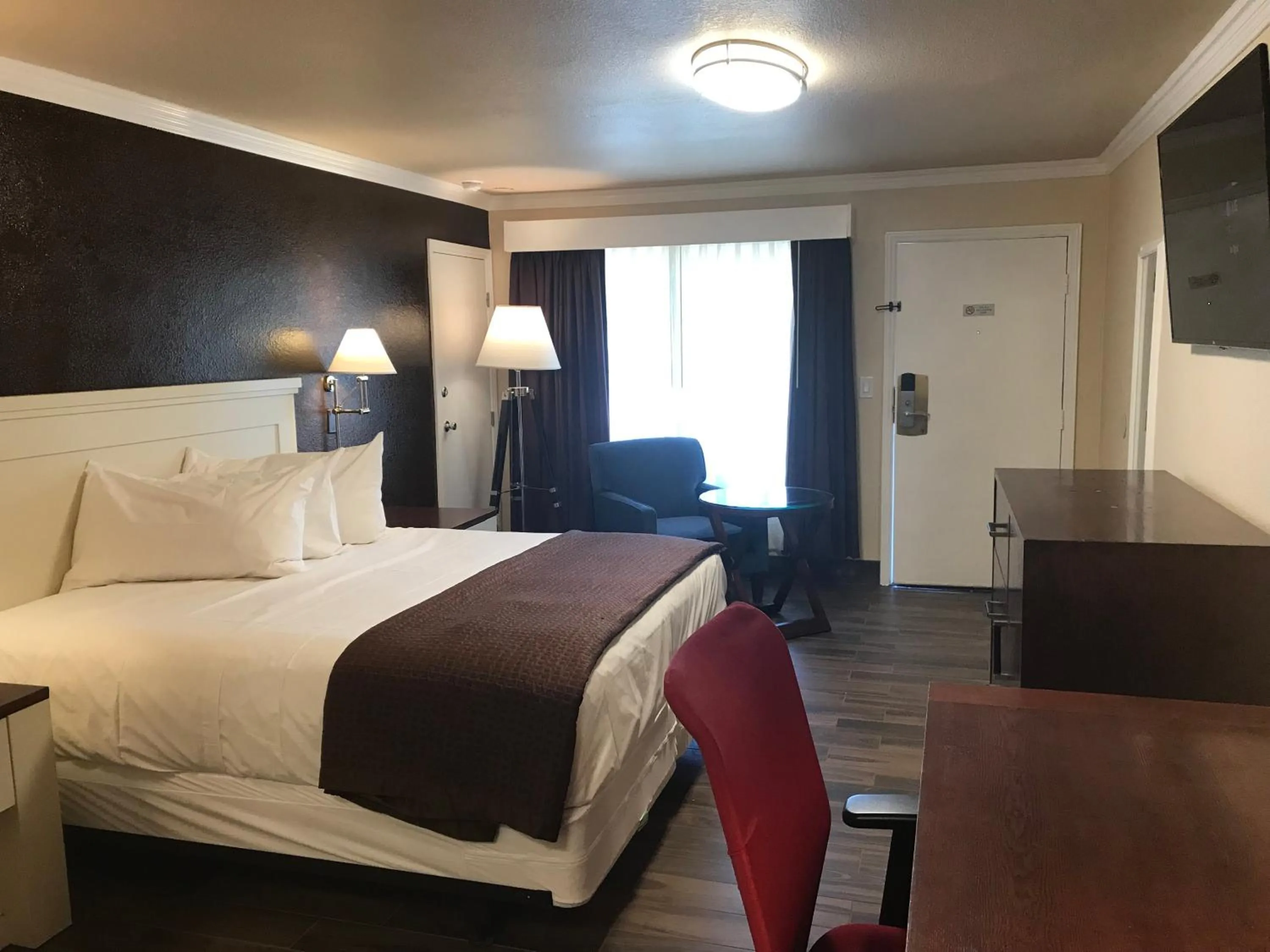 Photo of the whole room, Bed in Abby's Anaheimer Inn - Across Disneyland Park