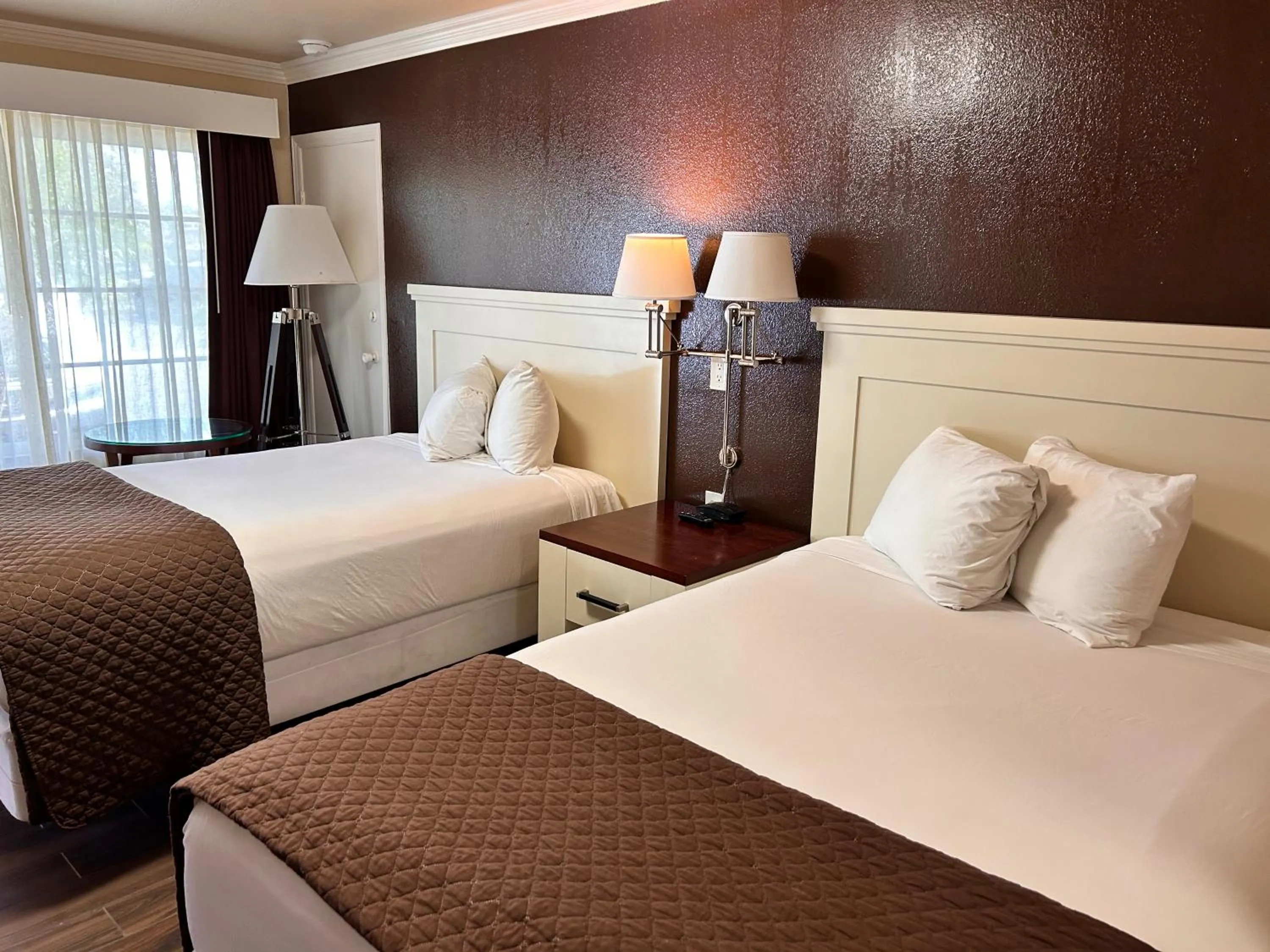 Bedroom, Bed in Abby's Anaheimer Inn - Across Disneyland Park