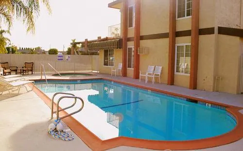 Swimming pool in Abby's Anaheimer Inn - Across Disneyland Park