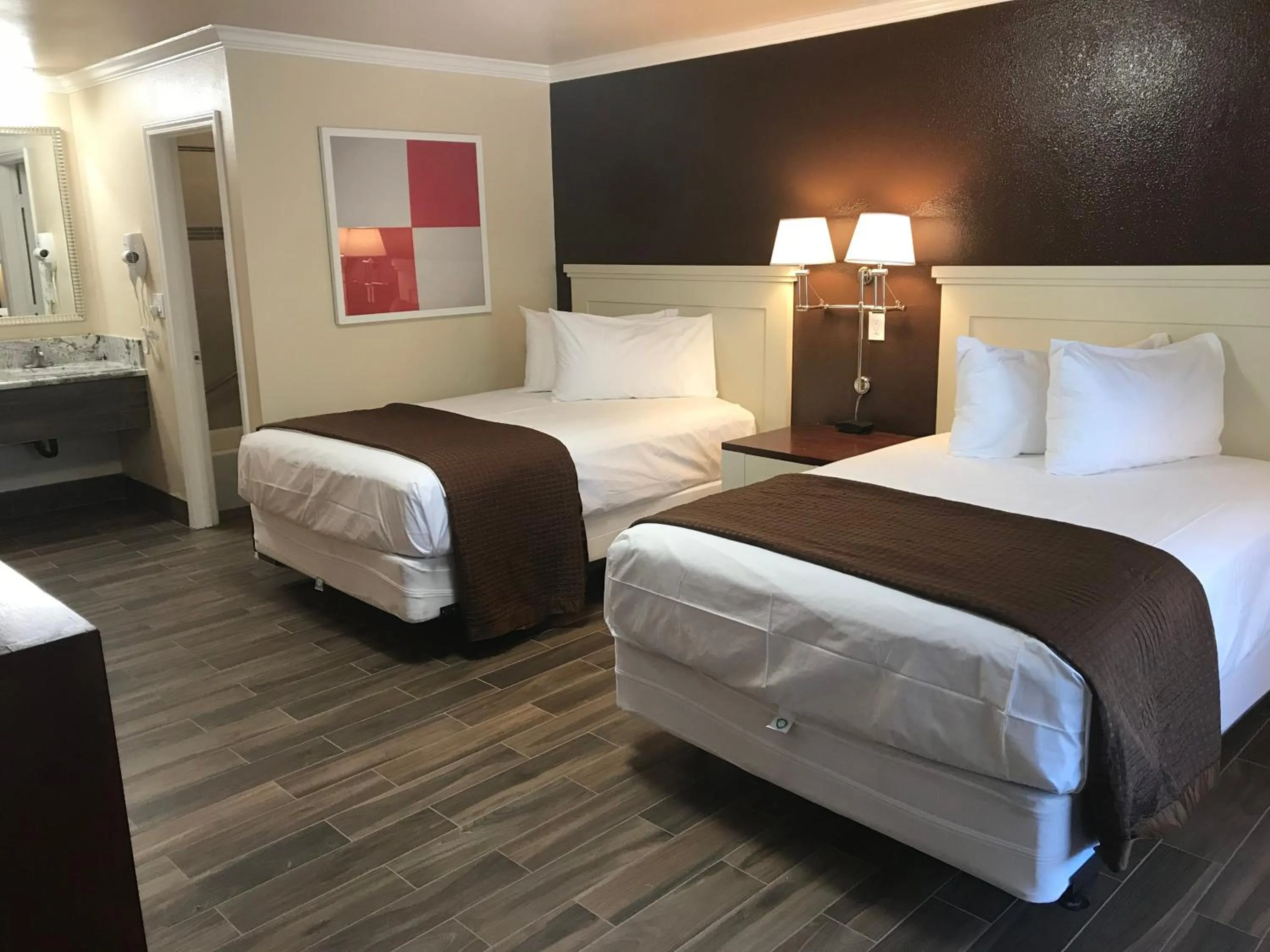 Photo of the whole room, Bed in Abby's Anaheimer Inn - Across Disneyland Park