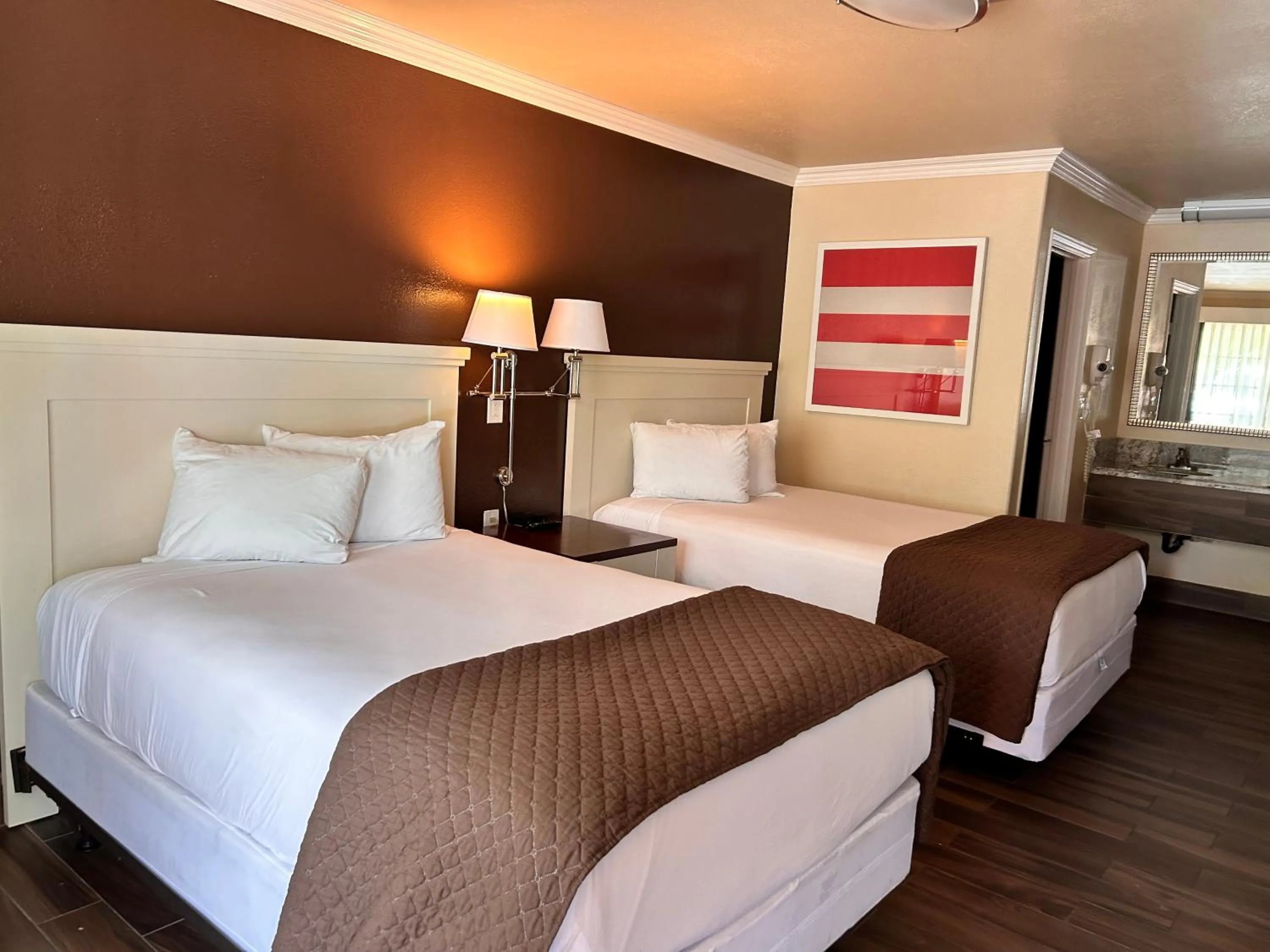 Bedroom, Bed in Abby's Anaheimer Inn - Across Disneyland Park