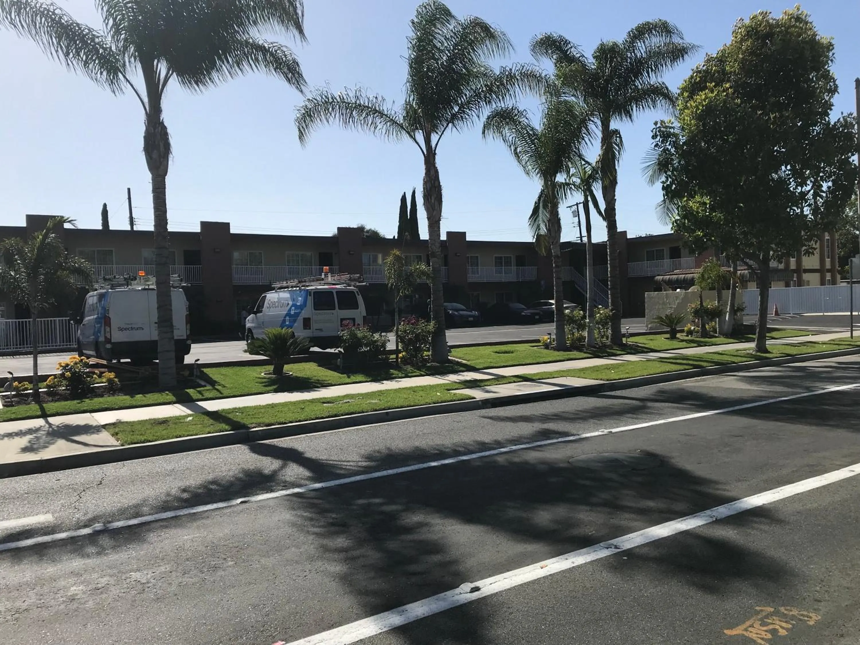 Property building in Abby's Anaheimer Inn - Across Disneyland Park