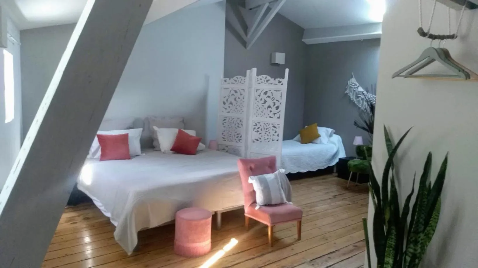Photo of the whole room, Bed in La maison botanique