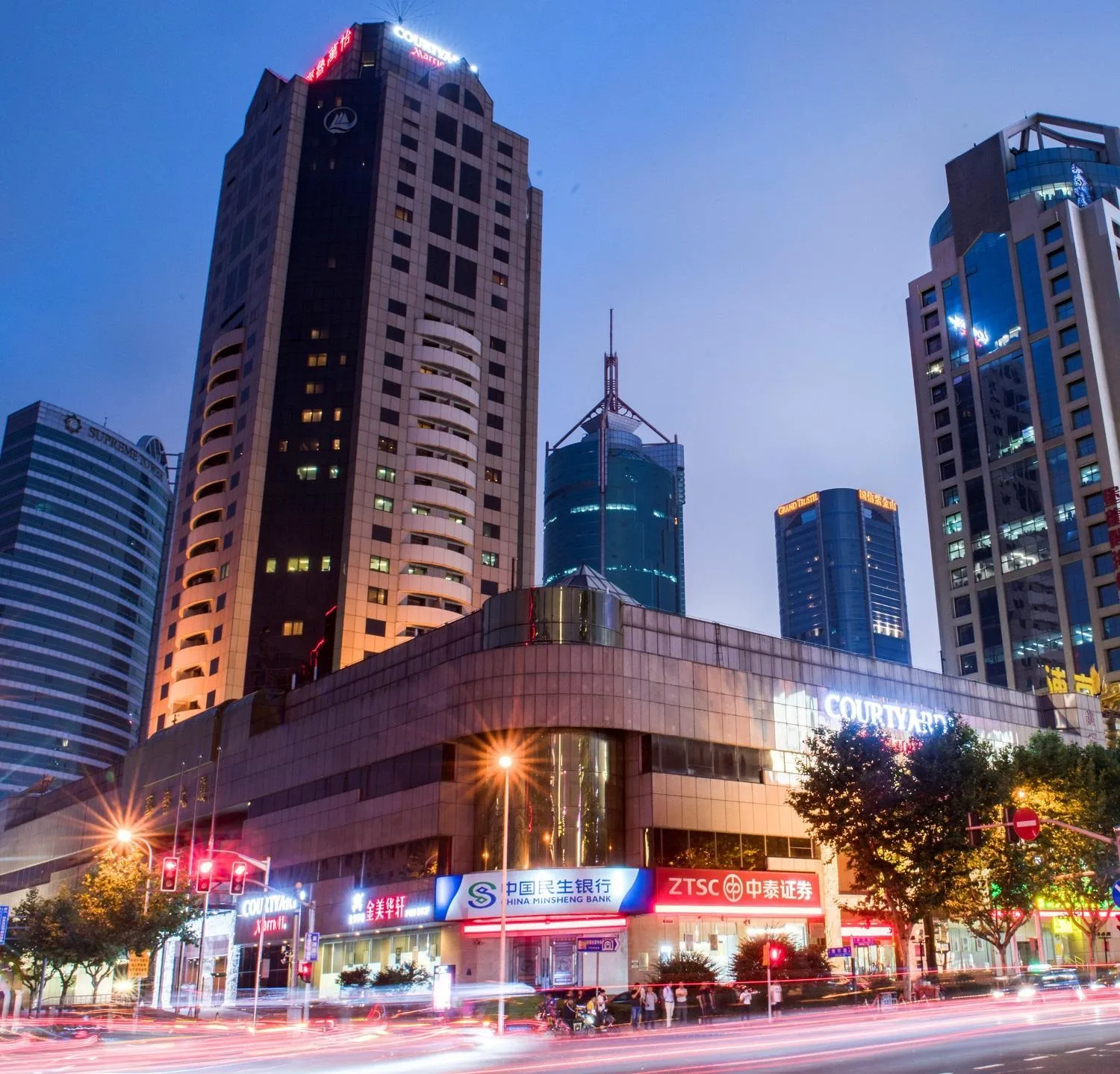 Night in Courtyard By Marriott Shanghai Pudong