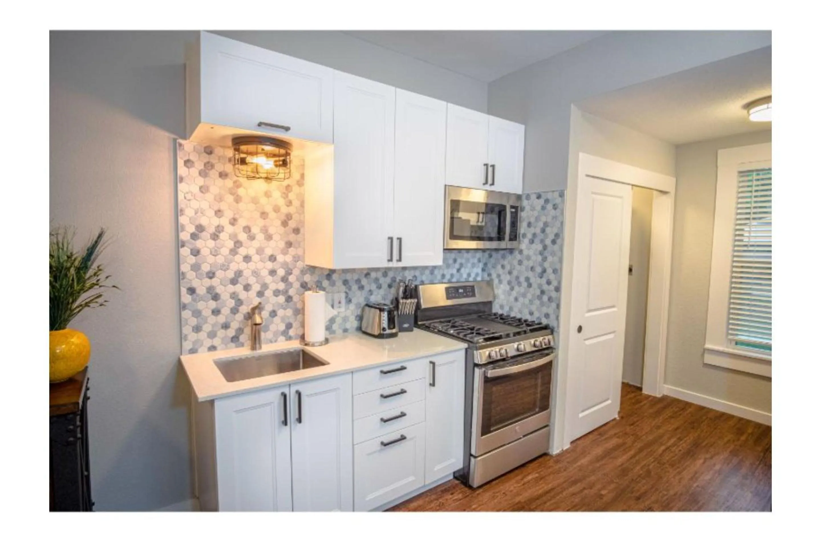 Kitchen or kitchenette in Remodeled Modern 1BR1BA Apt Near Downtown, 5min Pearl