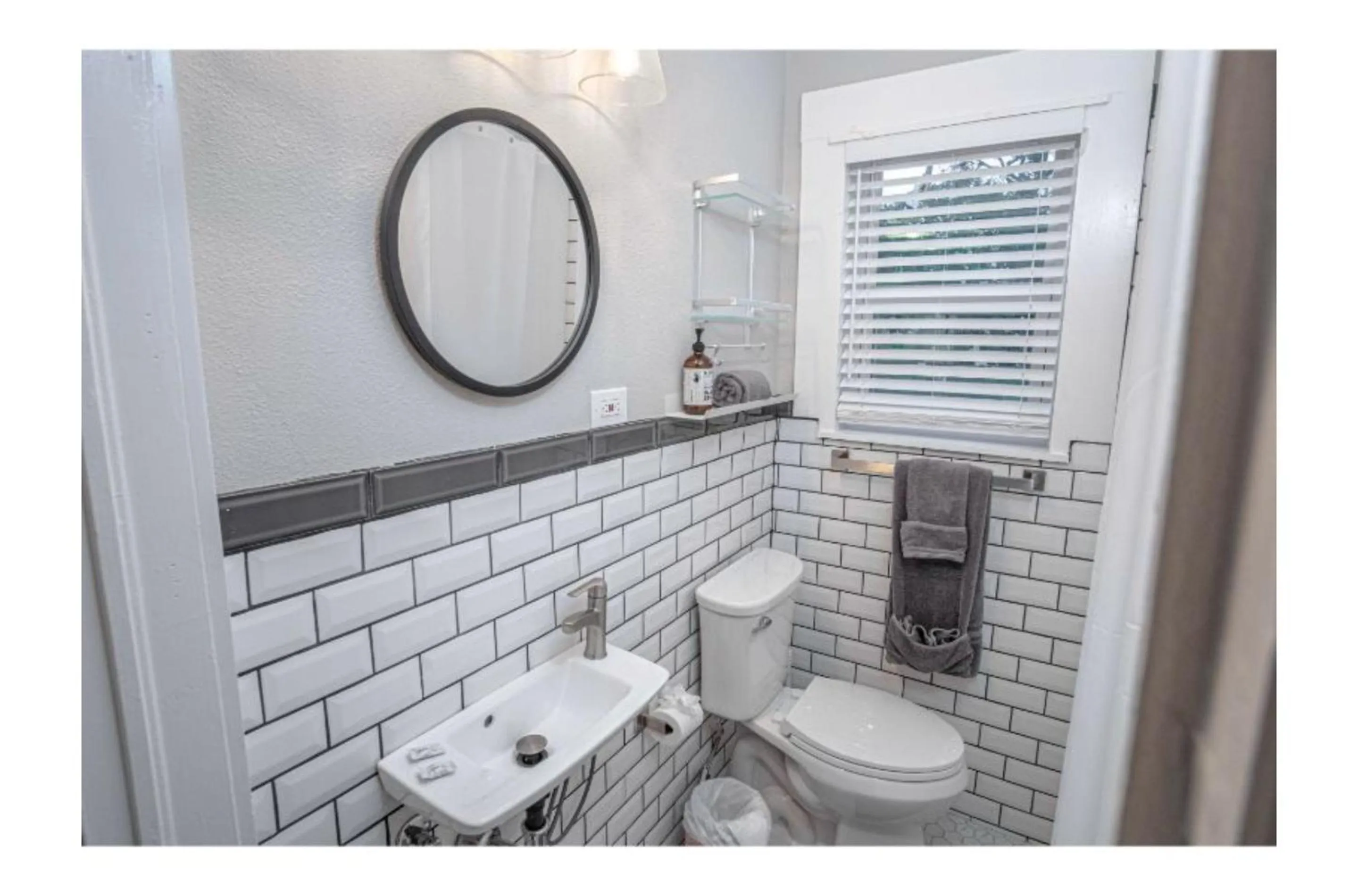 Bathroom in Remodeled Modern 1BR1BA Apt Near Downtown, 5min Pearl