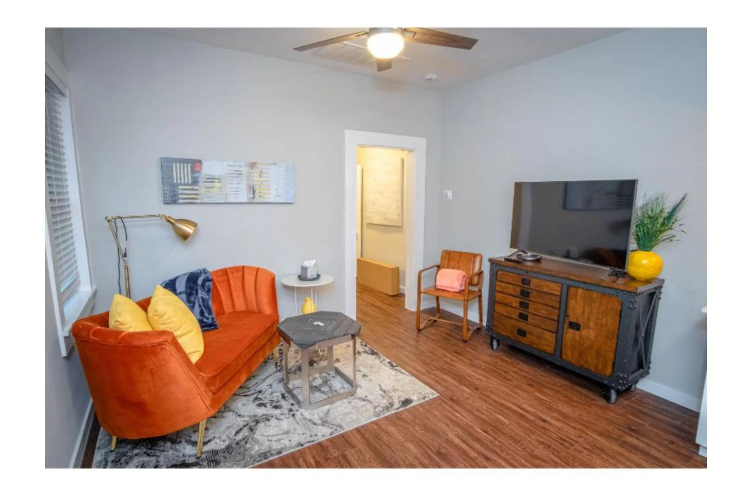 Living room in Remodeled Modern 1BR1BA Apt Near Downtown, 5min Pearl