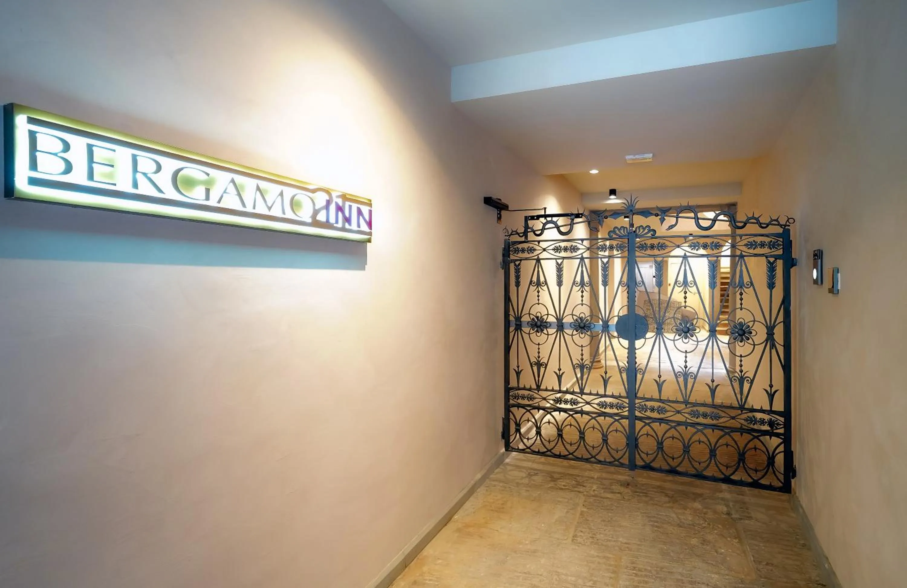 Facade/entrance in Bergamo INN 21