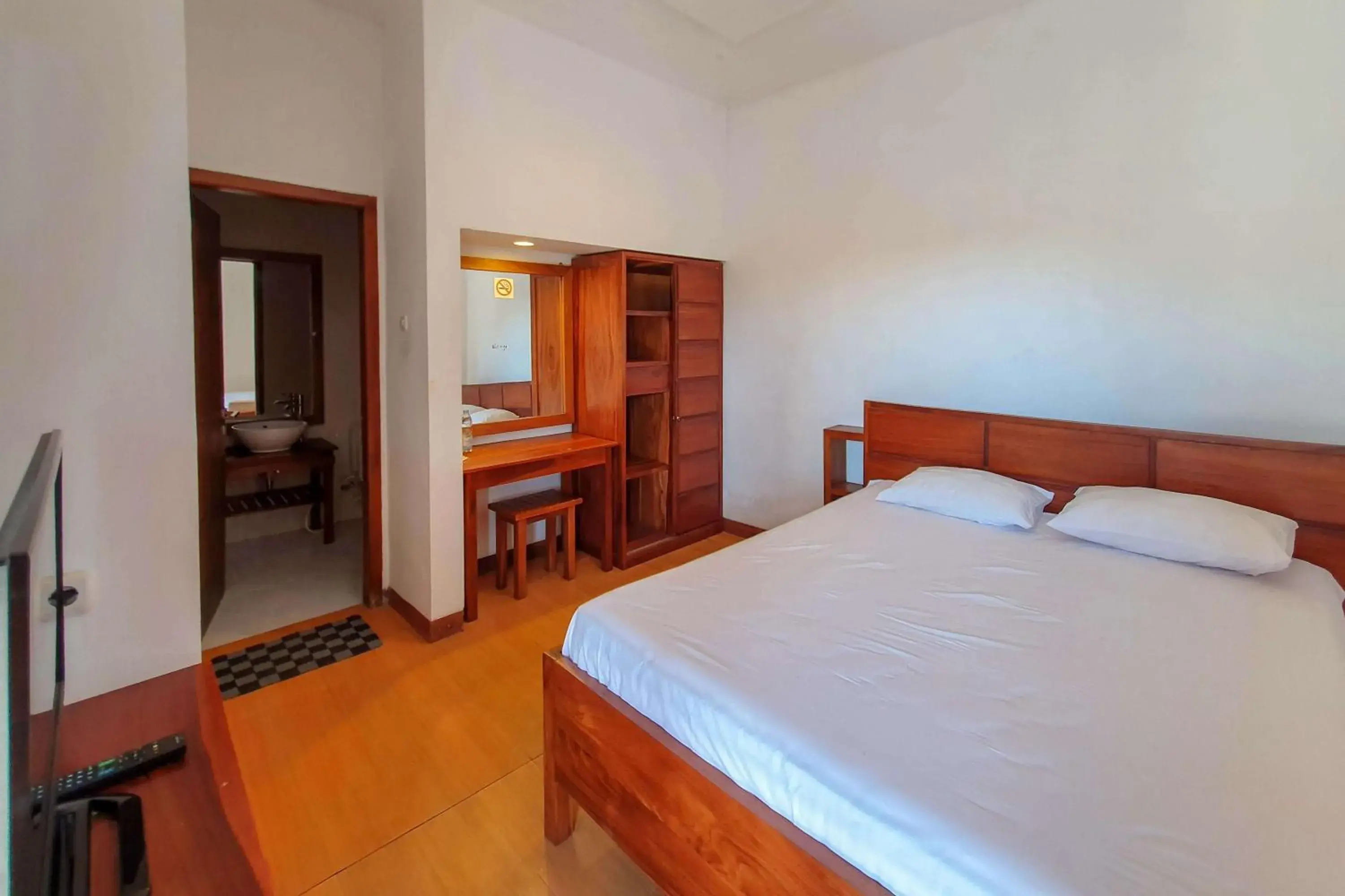 Bed in Rumah Eyang Tardjo Syariah Mitra RedDoorz Bed in Rumah Eyang Tardjo Syariah Mitra RedDoorz