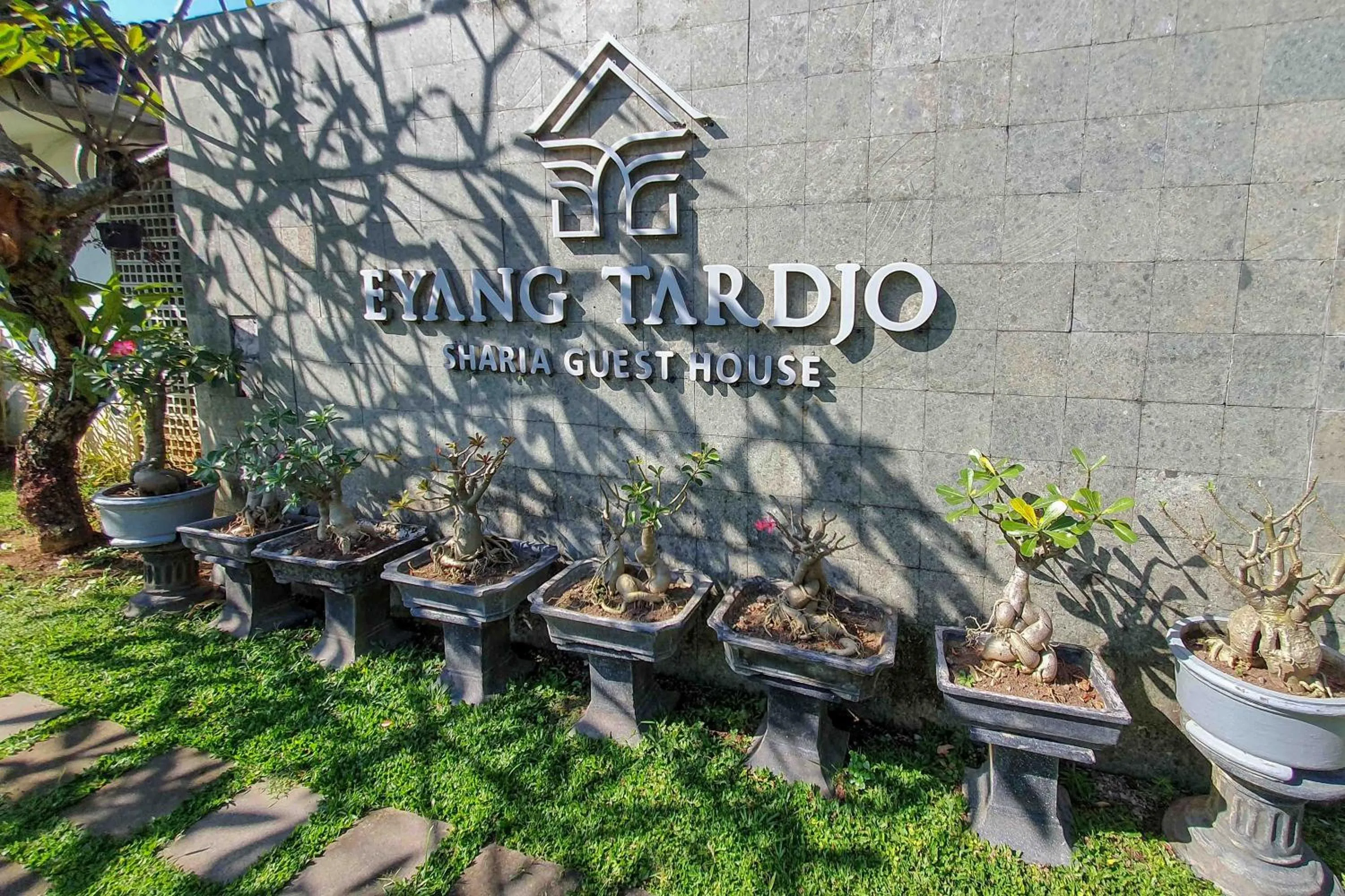 Property logo or sign in Rumah Eyang Tardjo Syariah Mitra RedDoorz