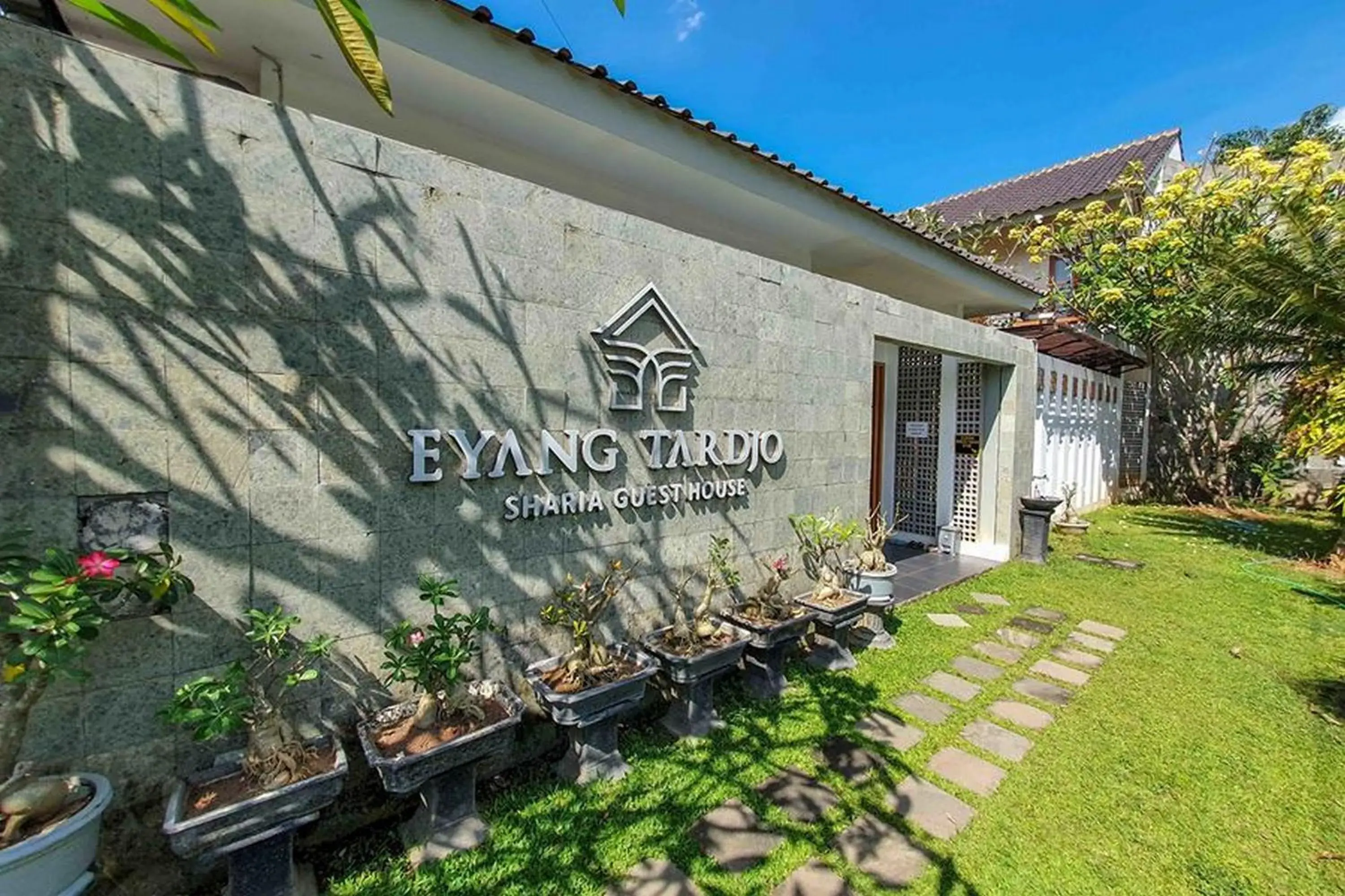 Facade/entrance in Rumah Eyang Tardjo Syariah Mitra RedDoorz Facade/entrance in Rumah Eyang Tardjo Syariah Mitra RedDoorz