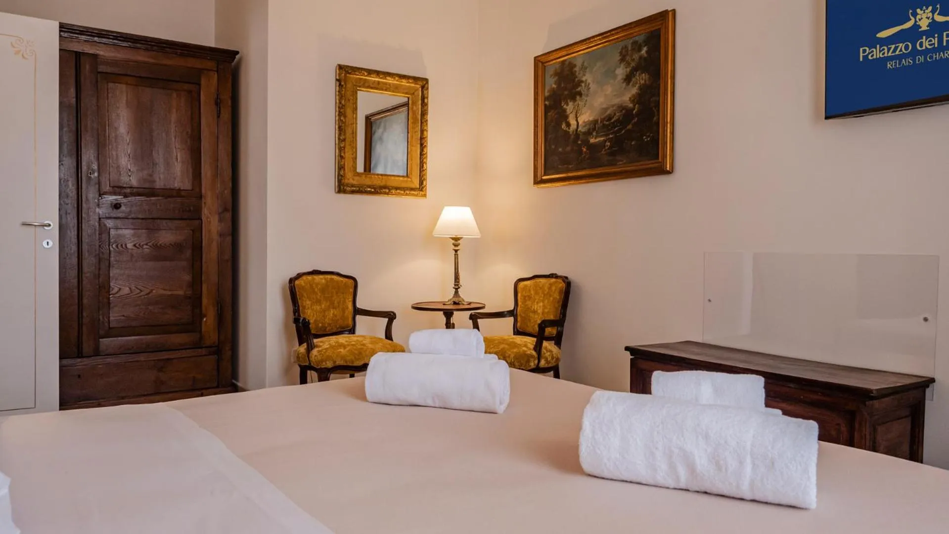 Photo of the whole room, Bed in Palazzo dei Pavoni, Relais di Charme