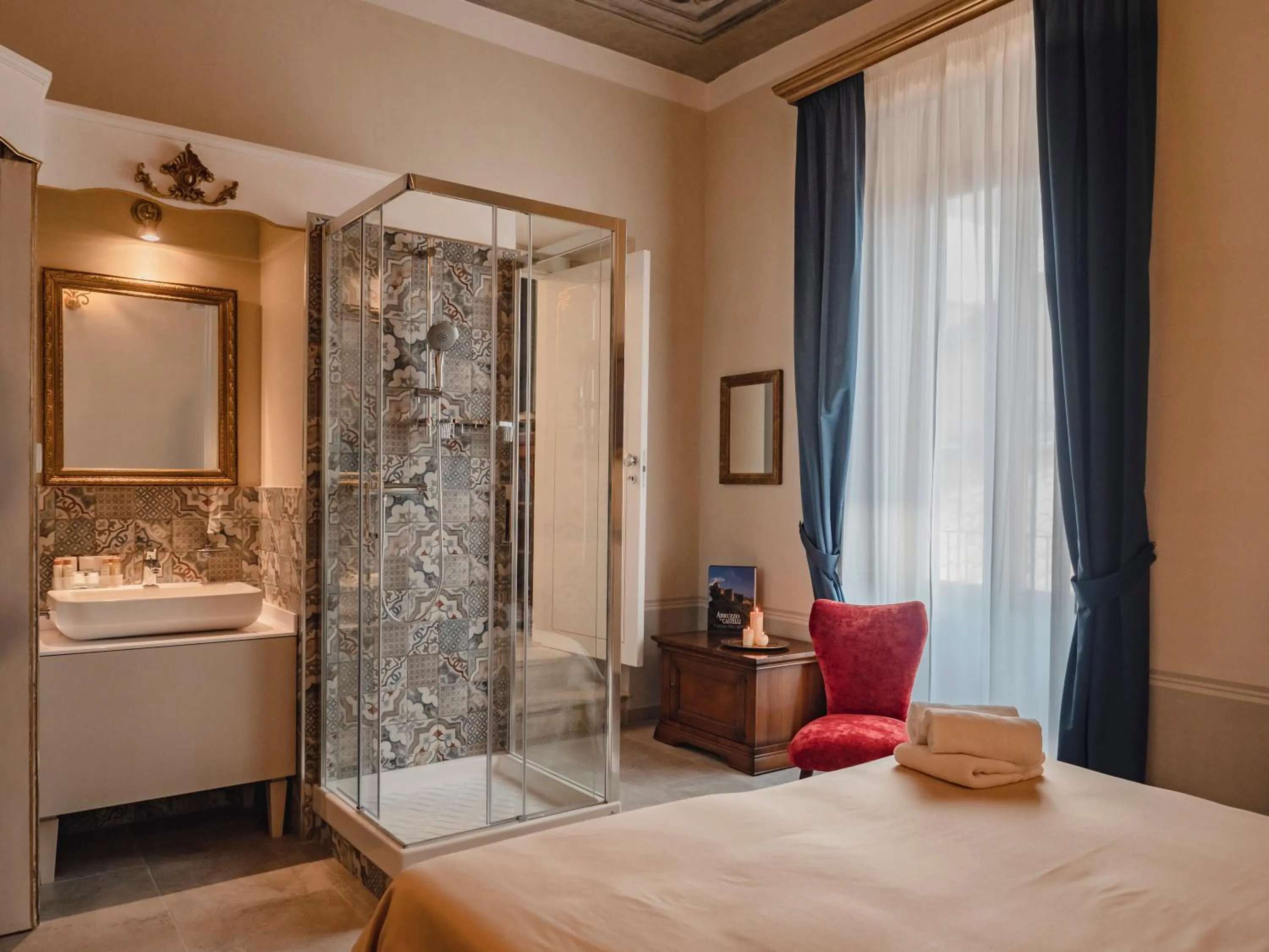 Shower, Bed in Palazzo dei Pavoni, Relais di Charme