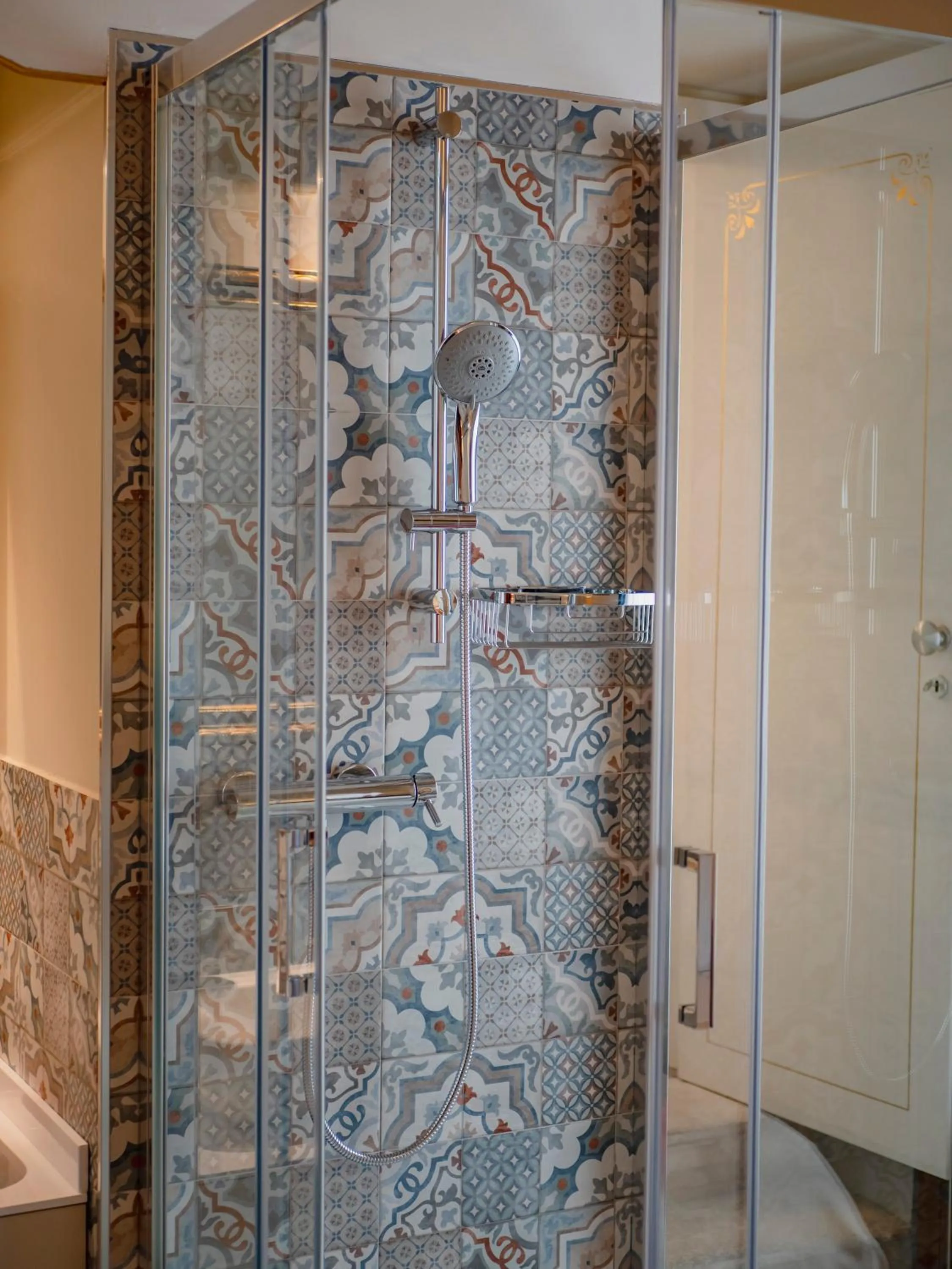 Shower in Palazzo dei Pavoni, Relais di Charme