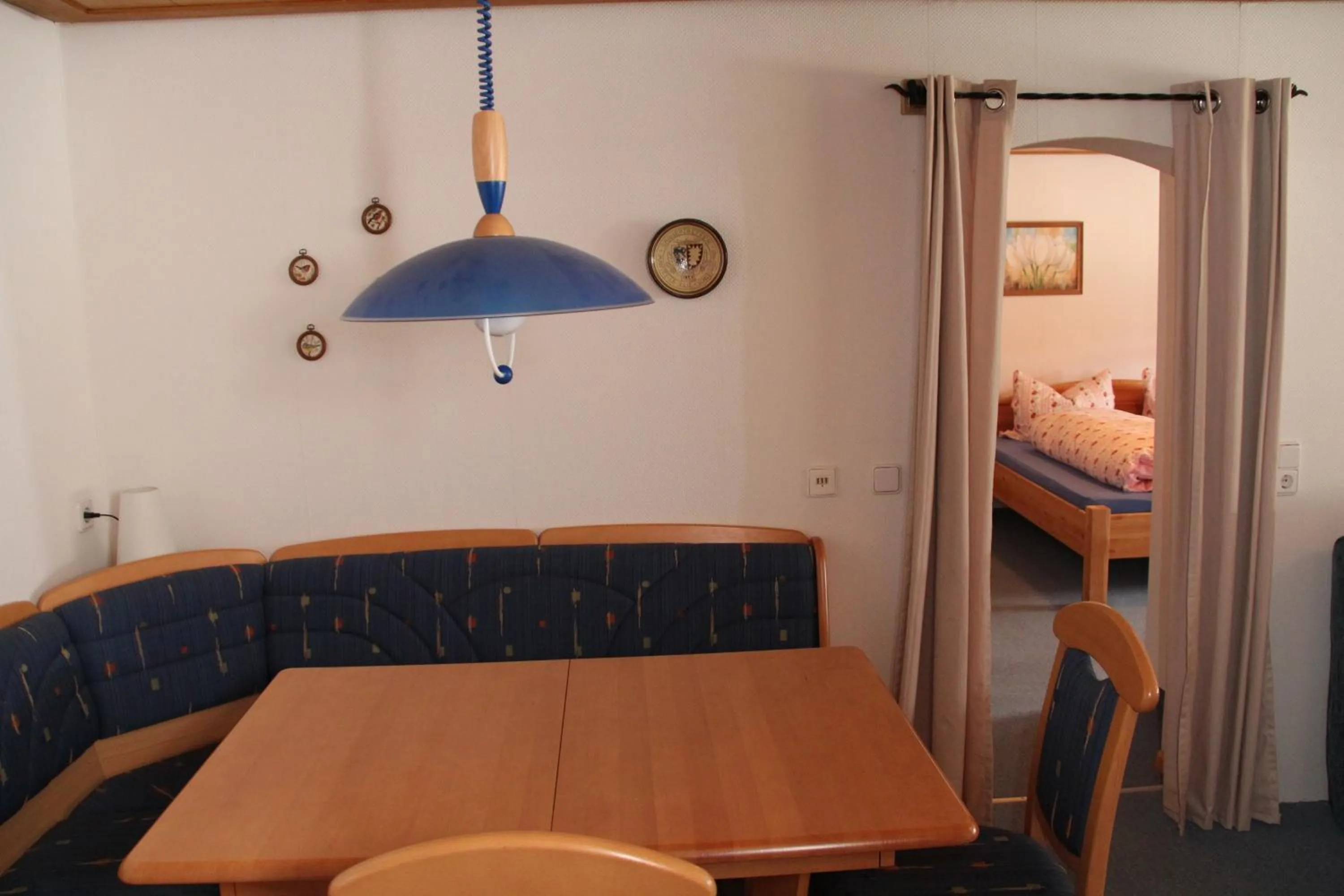 Dining area, Bed in Pension Wiesengrund