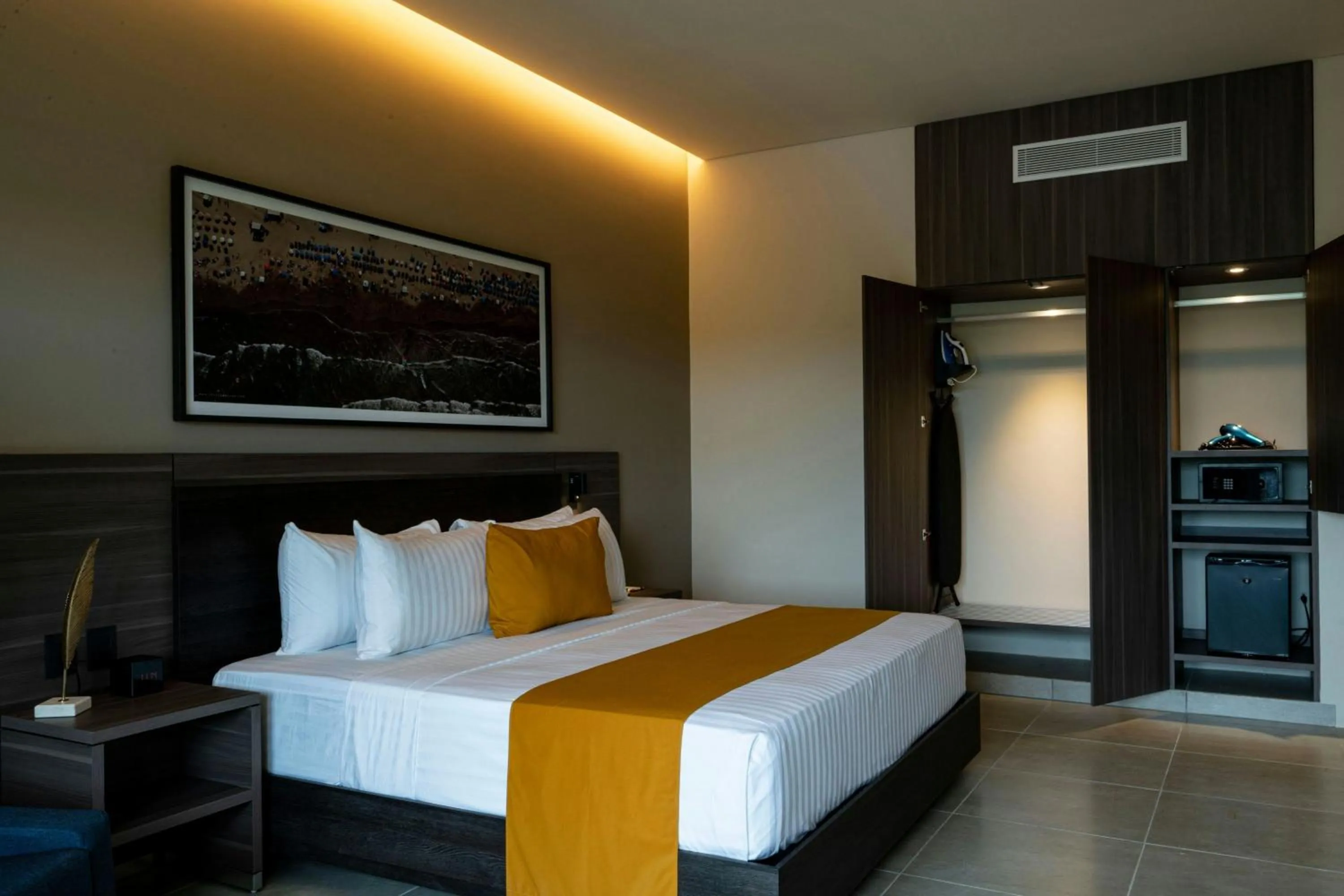 Photo of the whole room, Bed in Delta Hotels by Marriott Riviera Veracruz