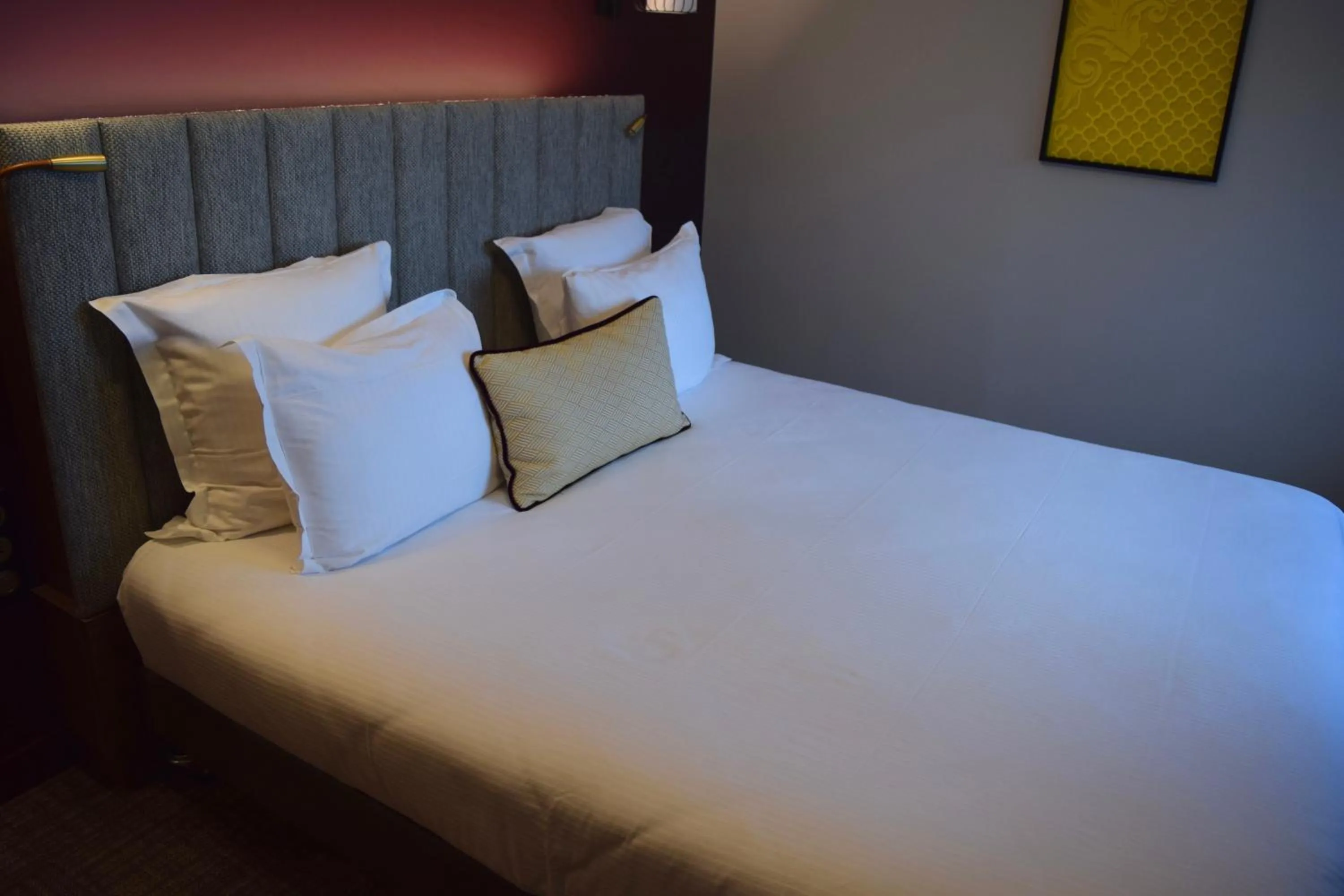 Bed in Best Western Plus Le Conquerant Rouen Nord