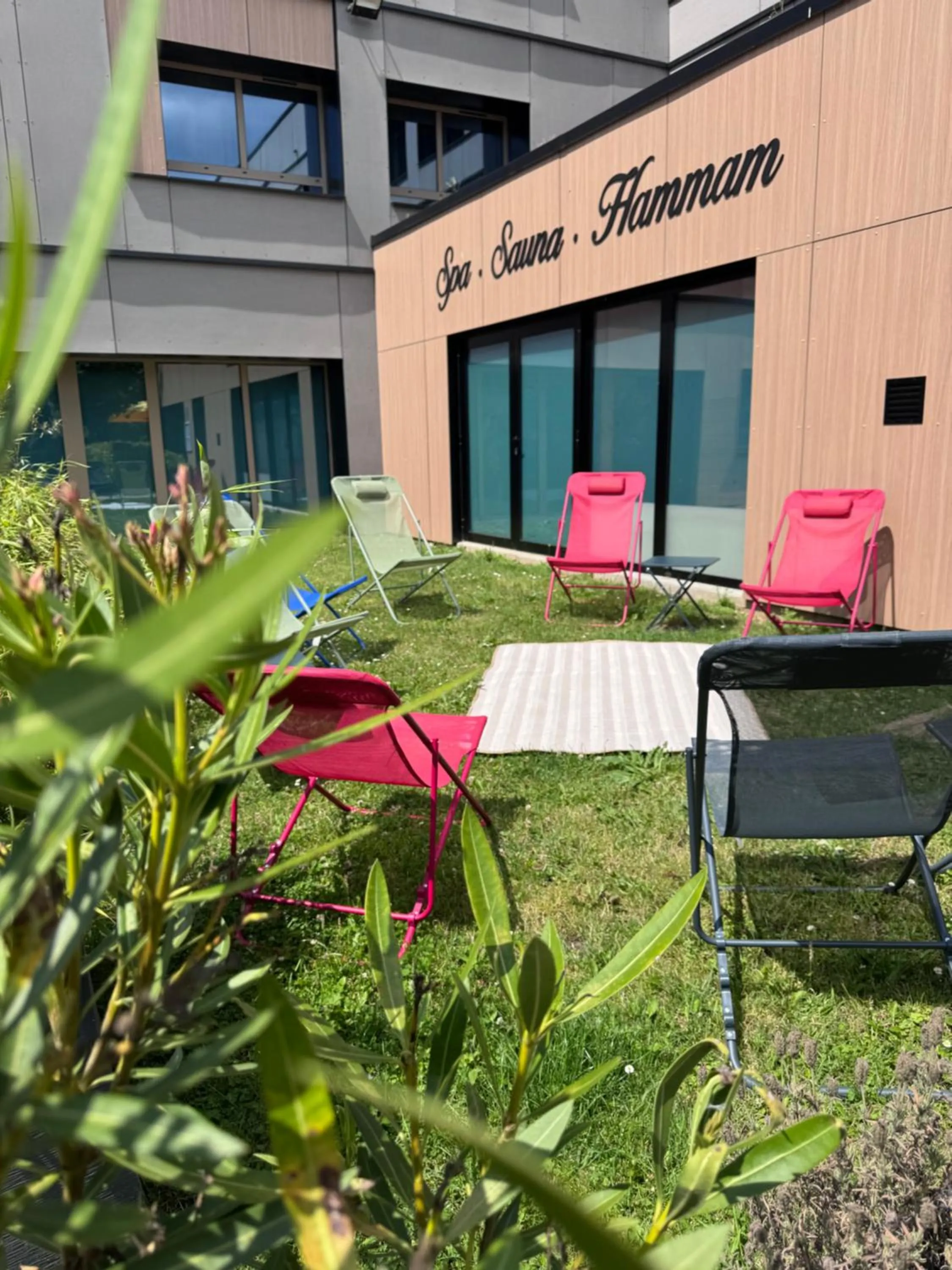 Garden in Best Western Plus Le Conquerant Rouen Nord