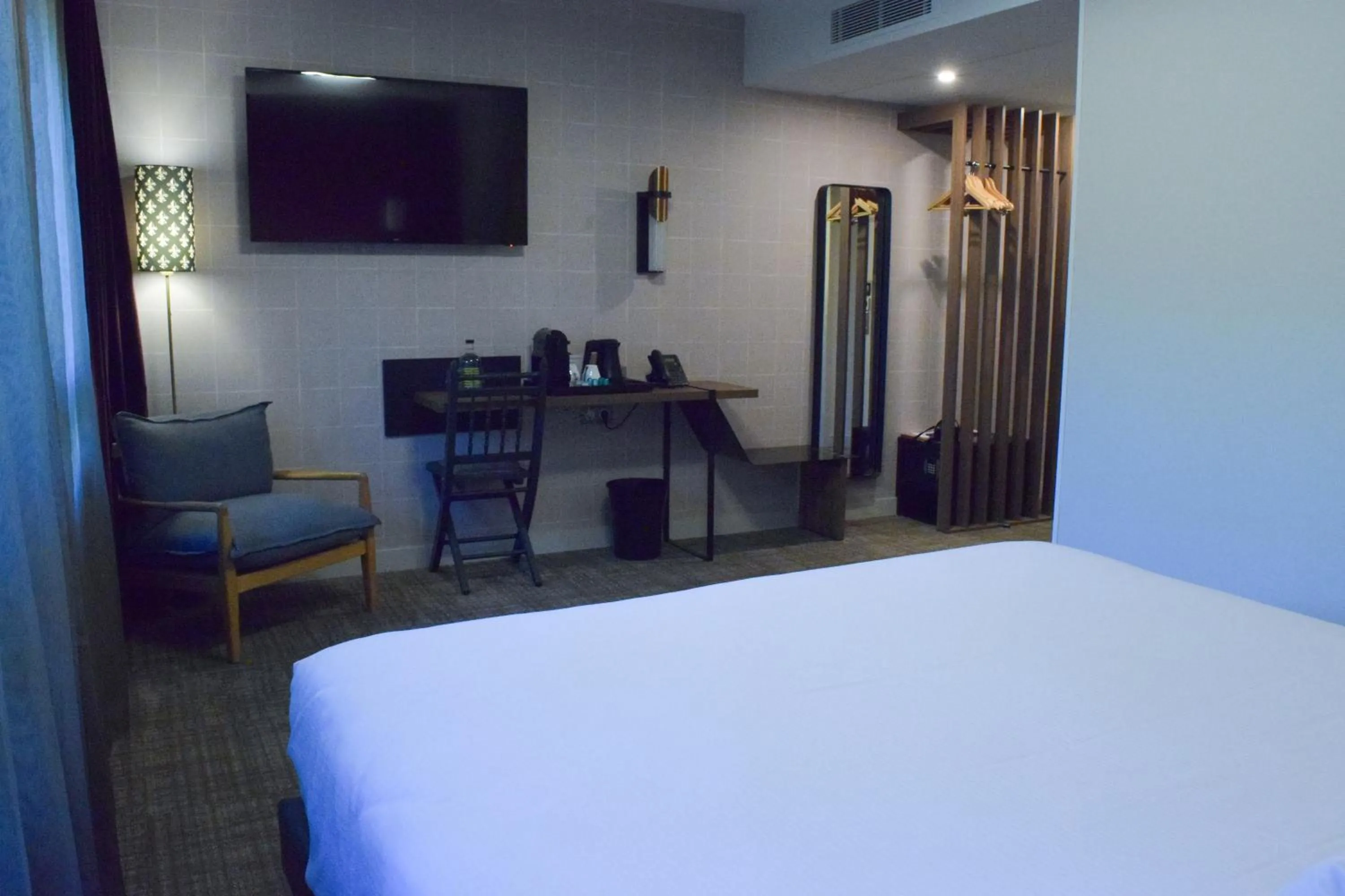 TV and multimedia, Bed in Best Western Plus Le Conquerant Rouen Nord