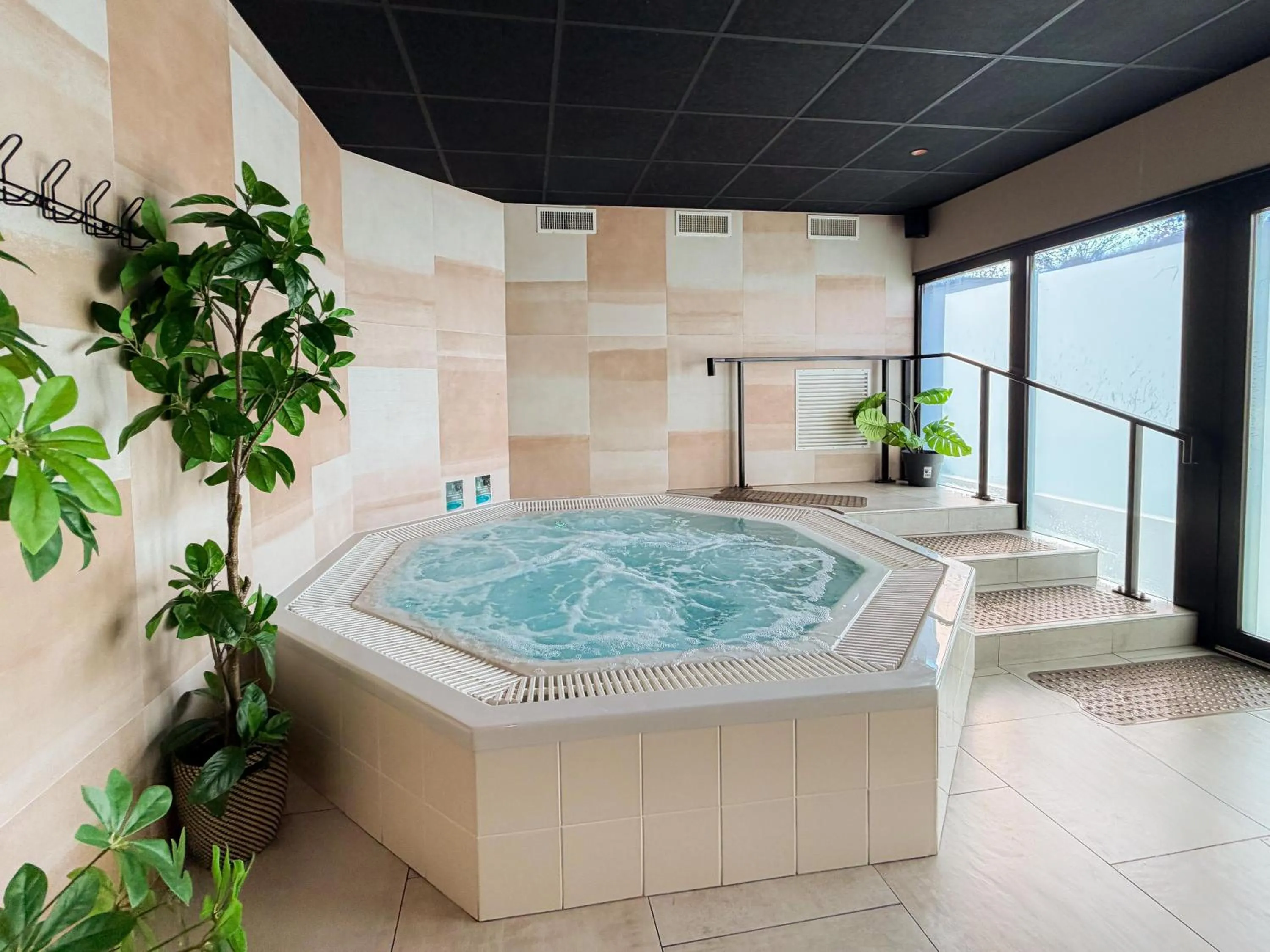 Spa and wellness centre/facilities in Best Western Plus Le Conquerant Rouen Nord