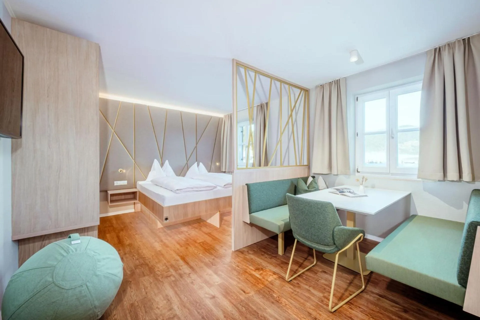 Crystls Aparthotel