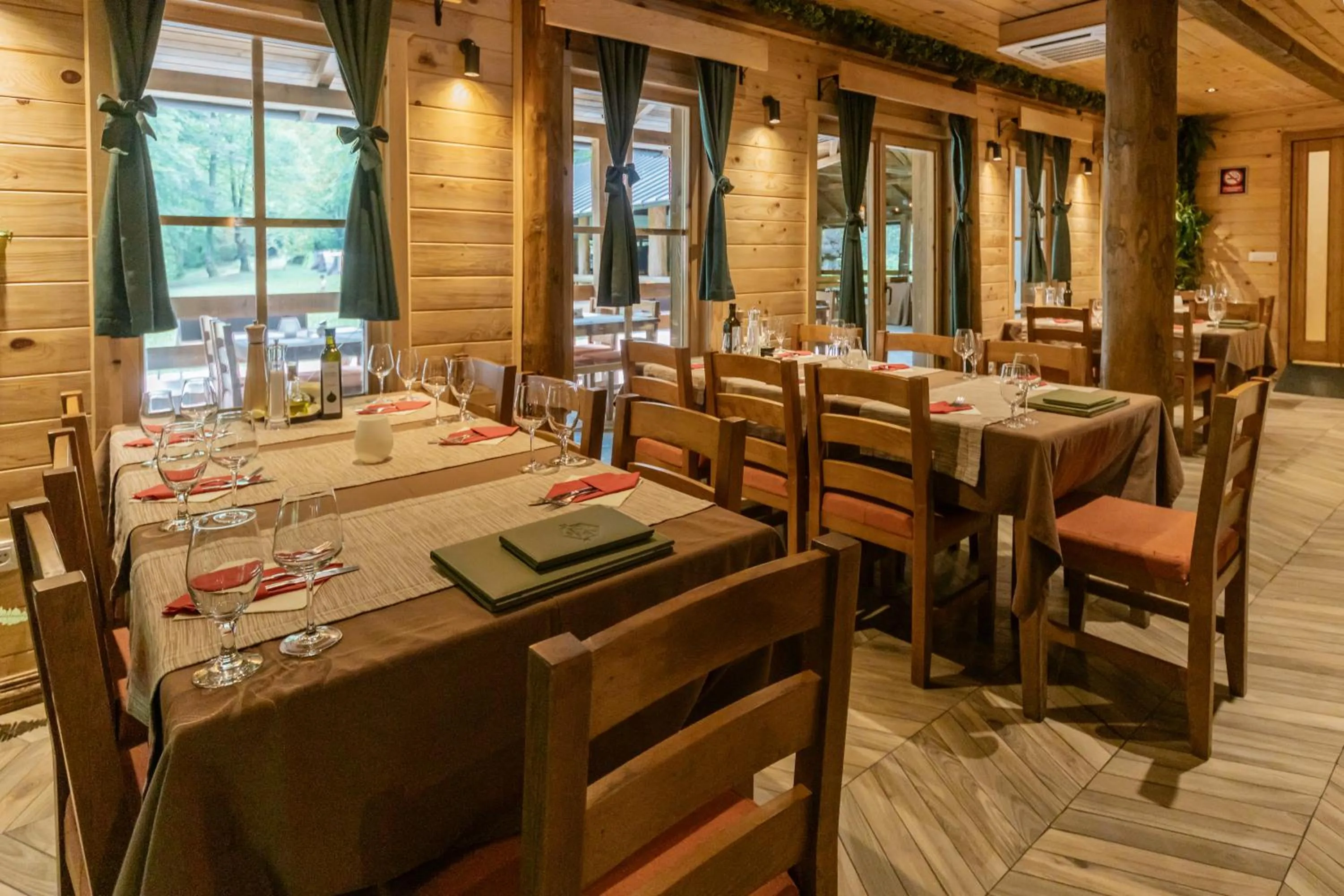 Restaurant/places to eat in Hotel Porto Tara