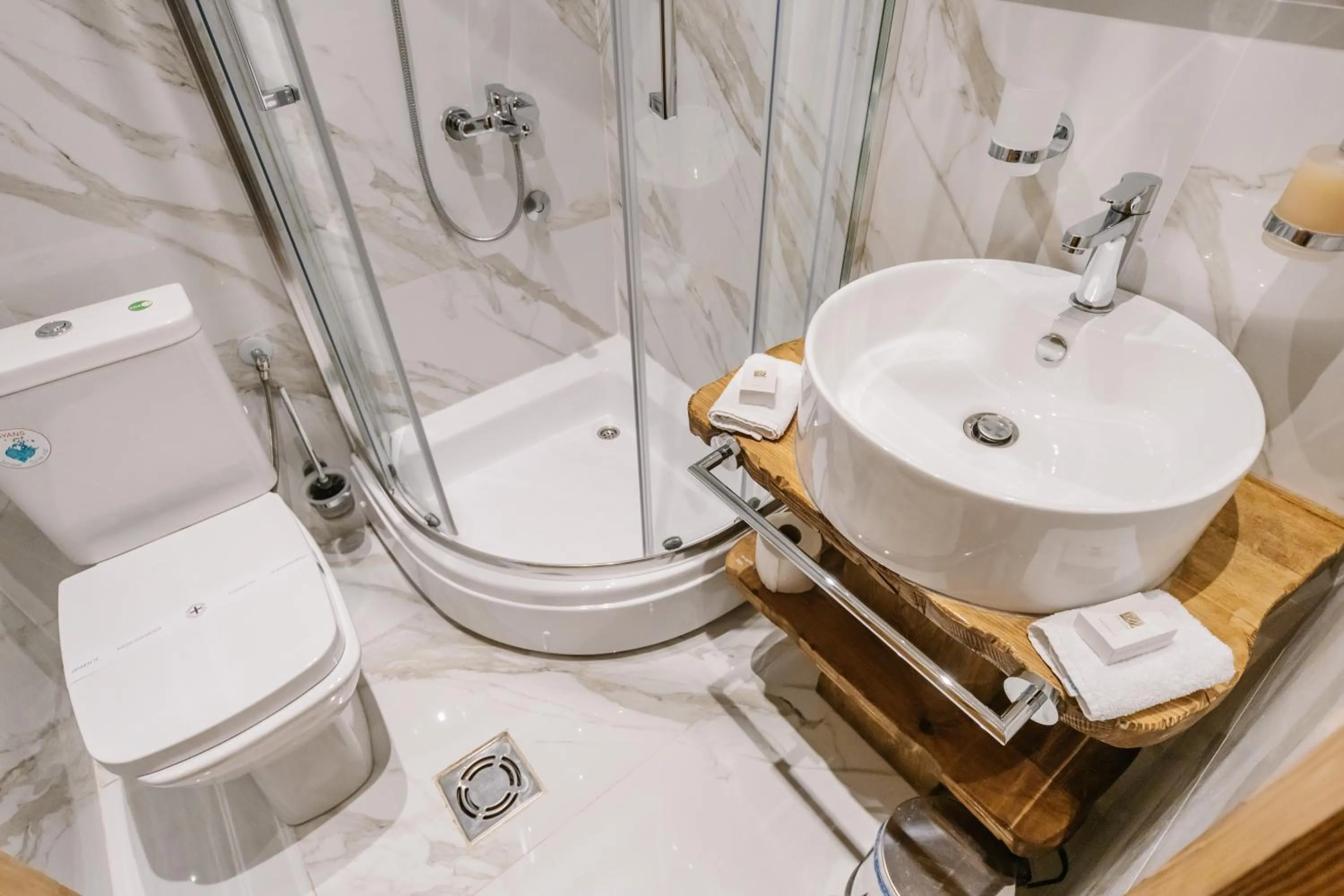 Shower in Hotel Porto Tara