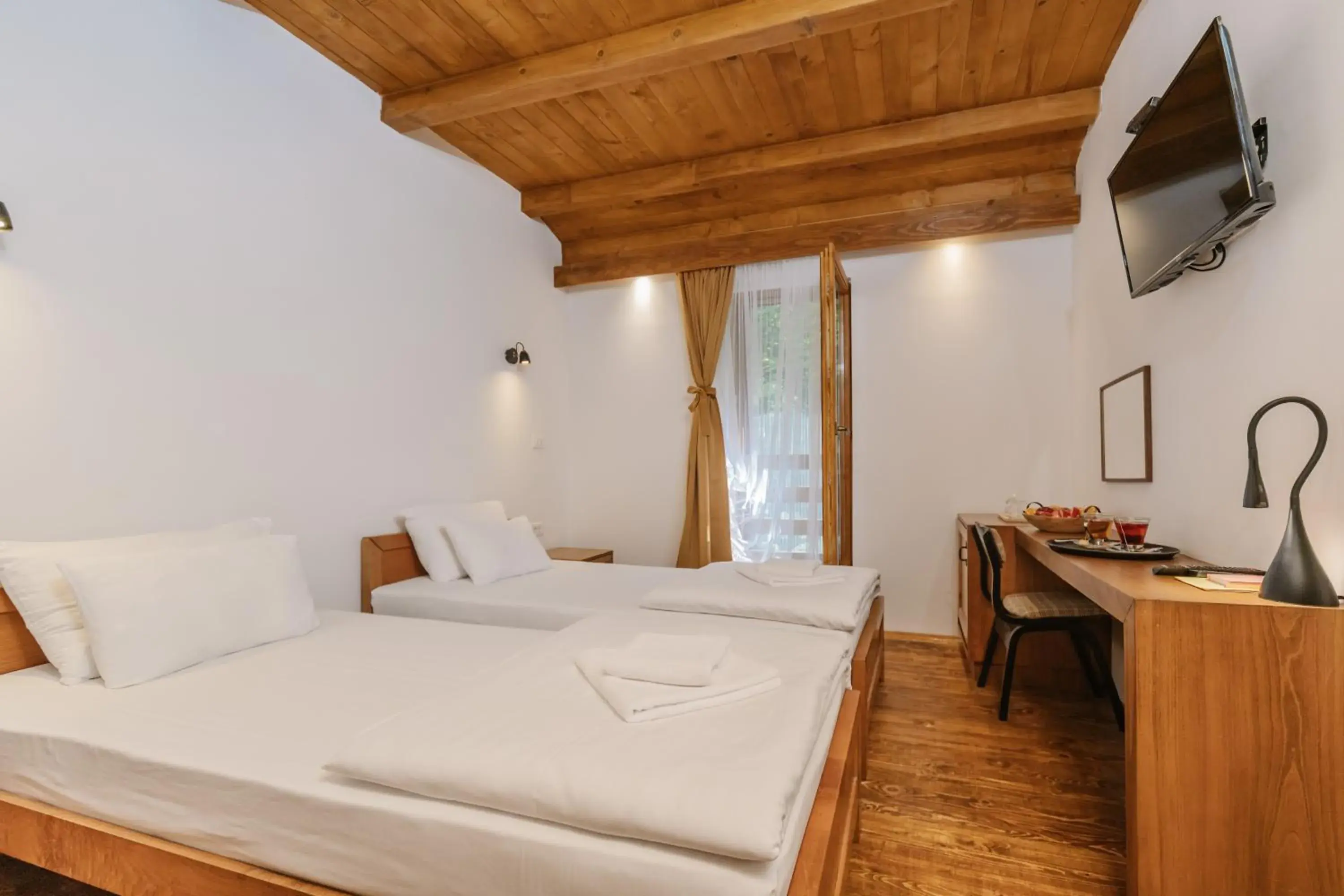 Communal lounge/ TV room, Bed in Hotel Porto Tara Communal lounge/ TV room, Bed in Hotel Porto Tara