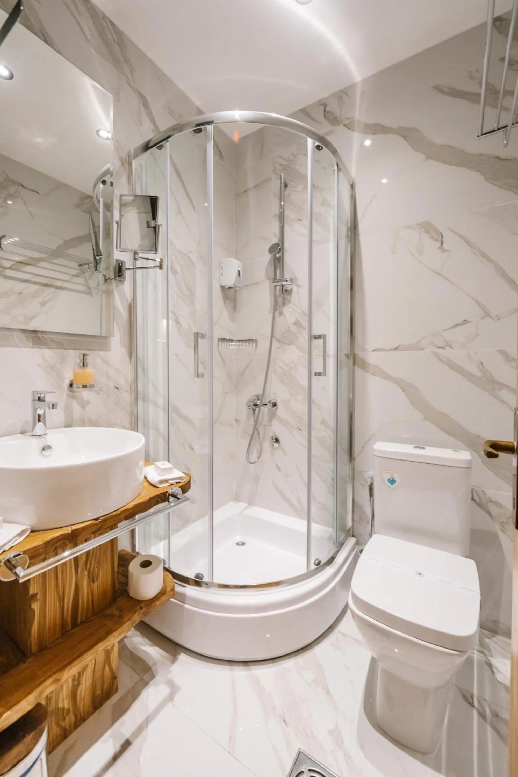 Shower in Hotel Porto Tara