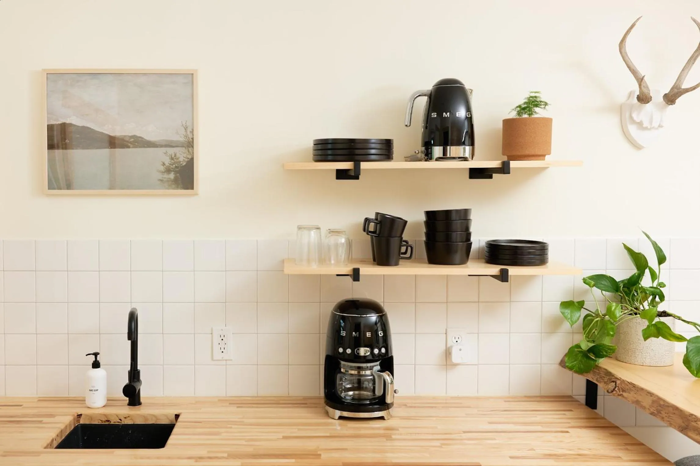 Coffee/tea facilities in The Rex