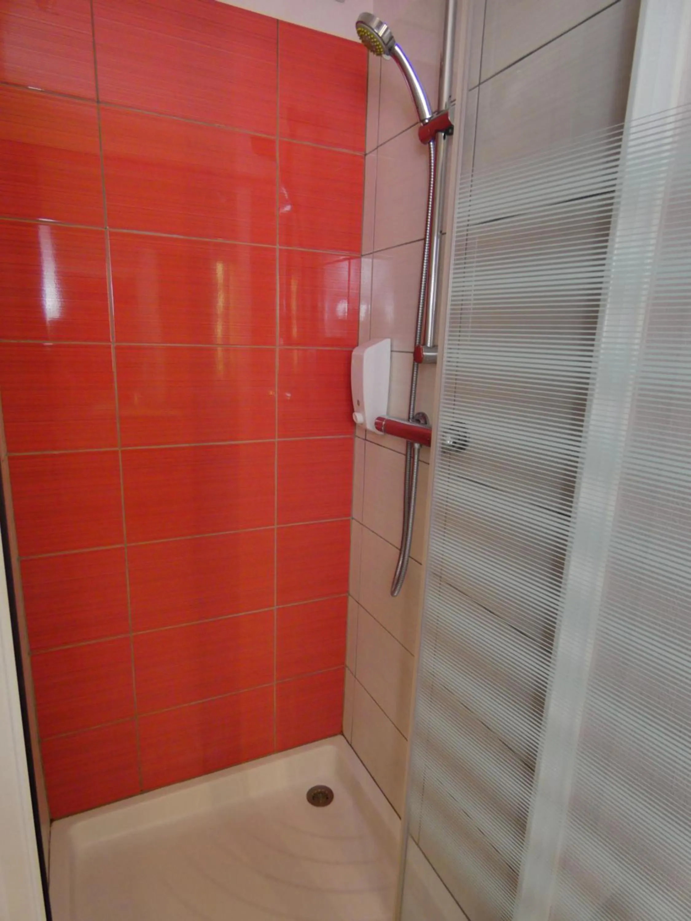 Shower in Hôtel Azur Saint Junien Cit'Hotel