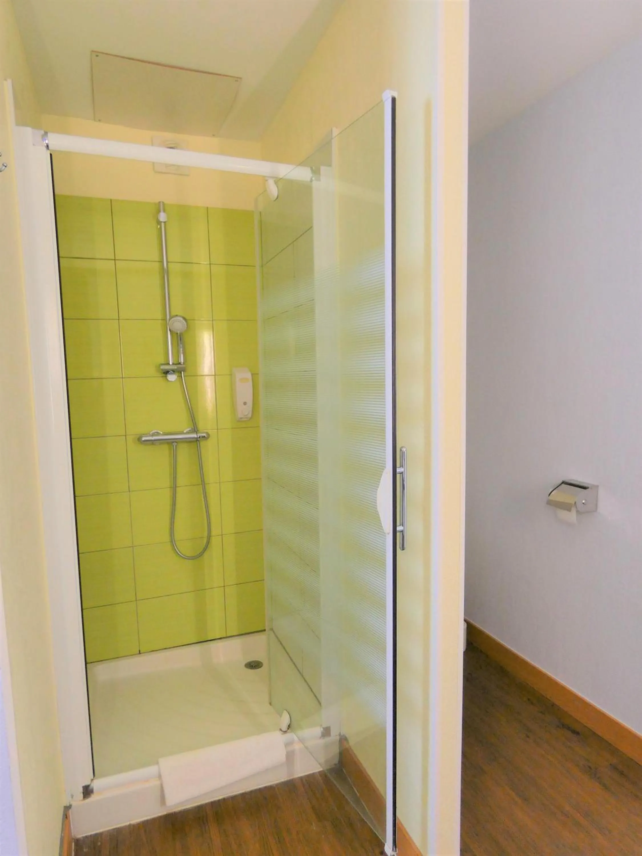 Shower in Hôtel Azur Saint Junien Cit'Hotel