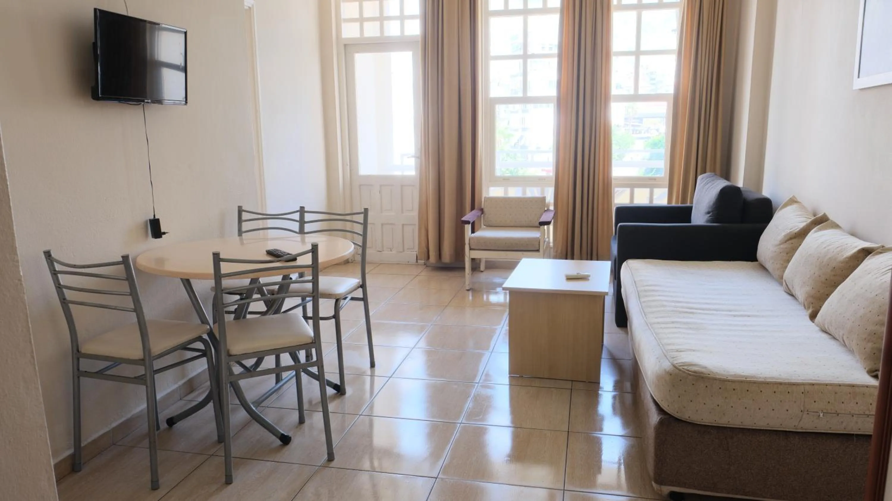 Communal lounge/ TV room in İSABELLA APART OTEL