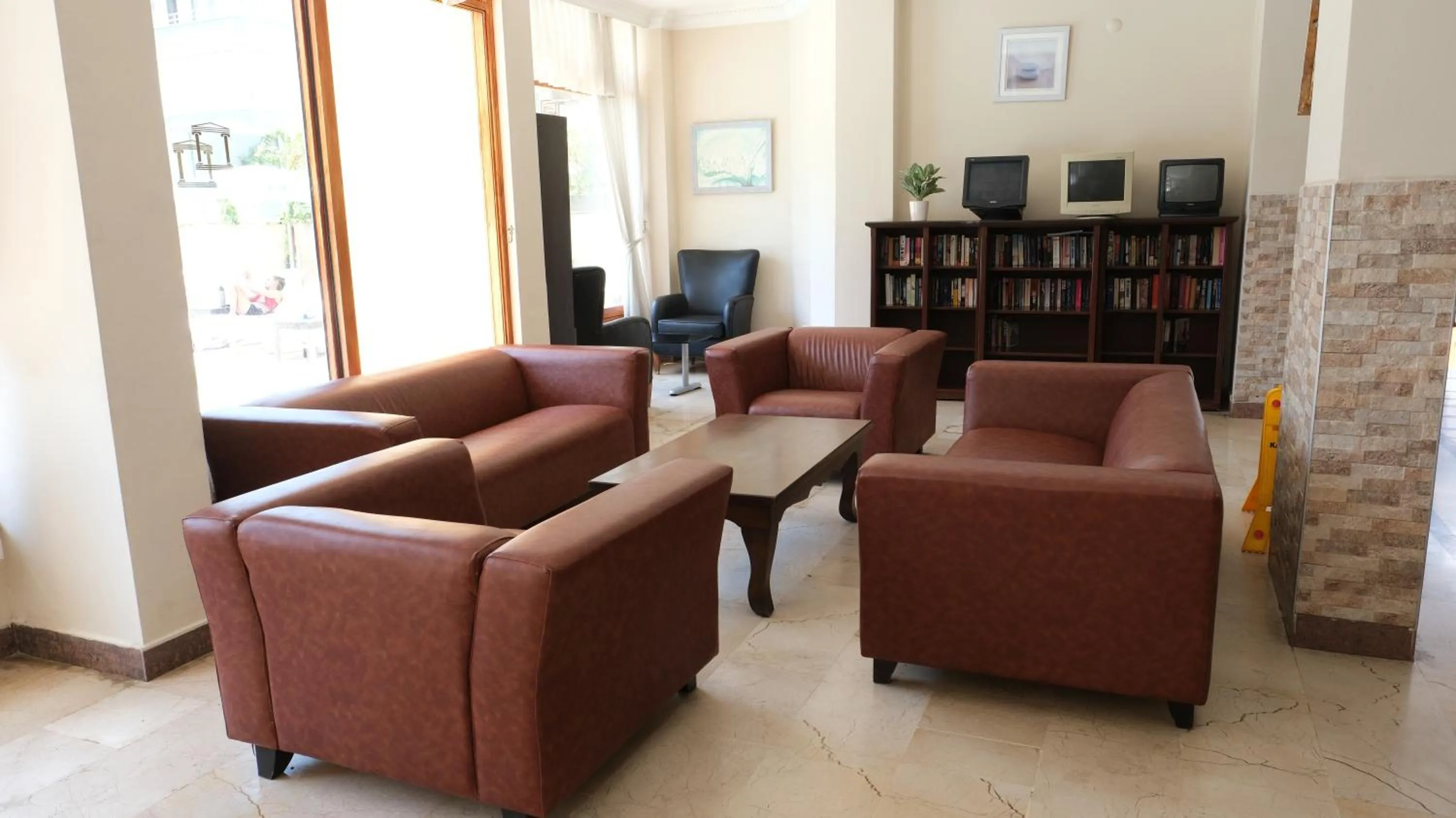 Communal lounge/ TV room in İSABELLA APART OTEL