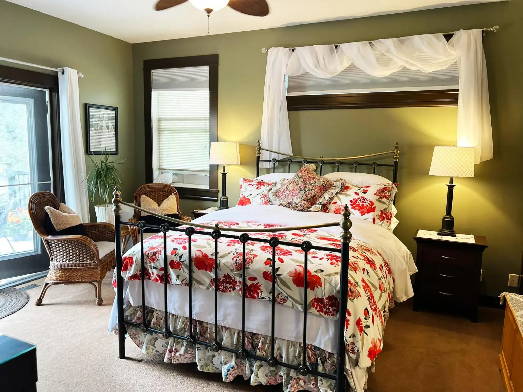 Deluxe Suite with Spa Bath in Wolf Creek Bed and Breakfast Deluxe Suite with Spa Bath in Wolf Creek Bed and Breakfast