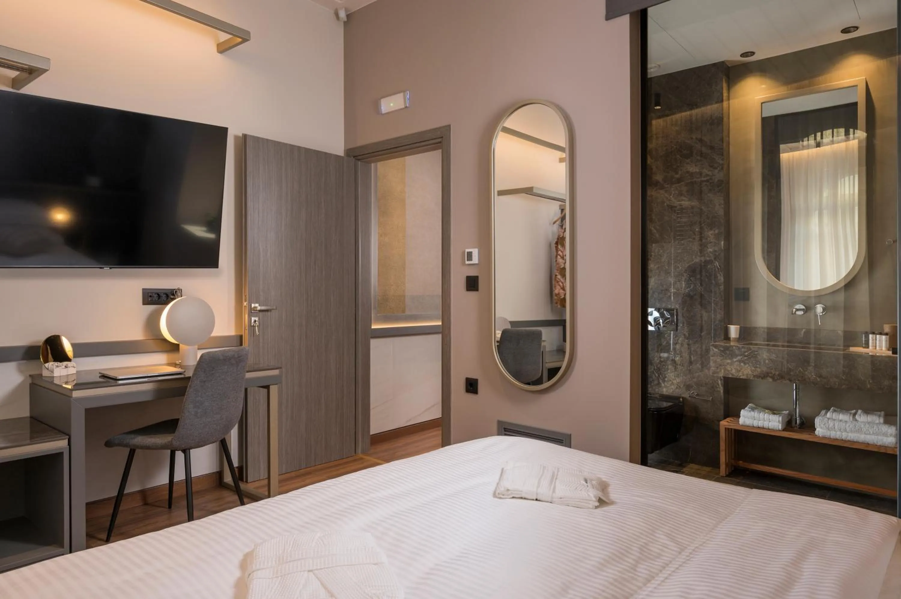 TV and multimedia, Bed in Veneri Boutique Suites