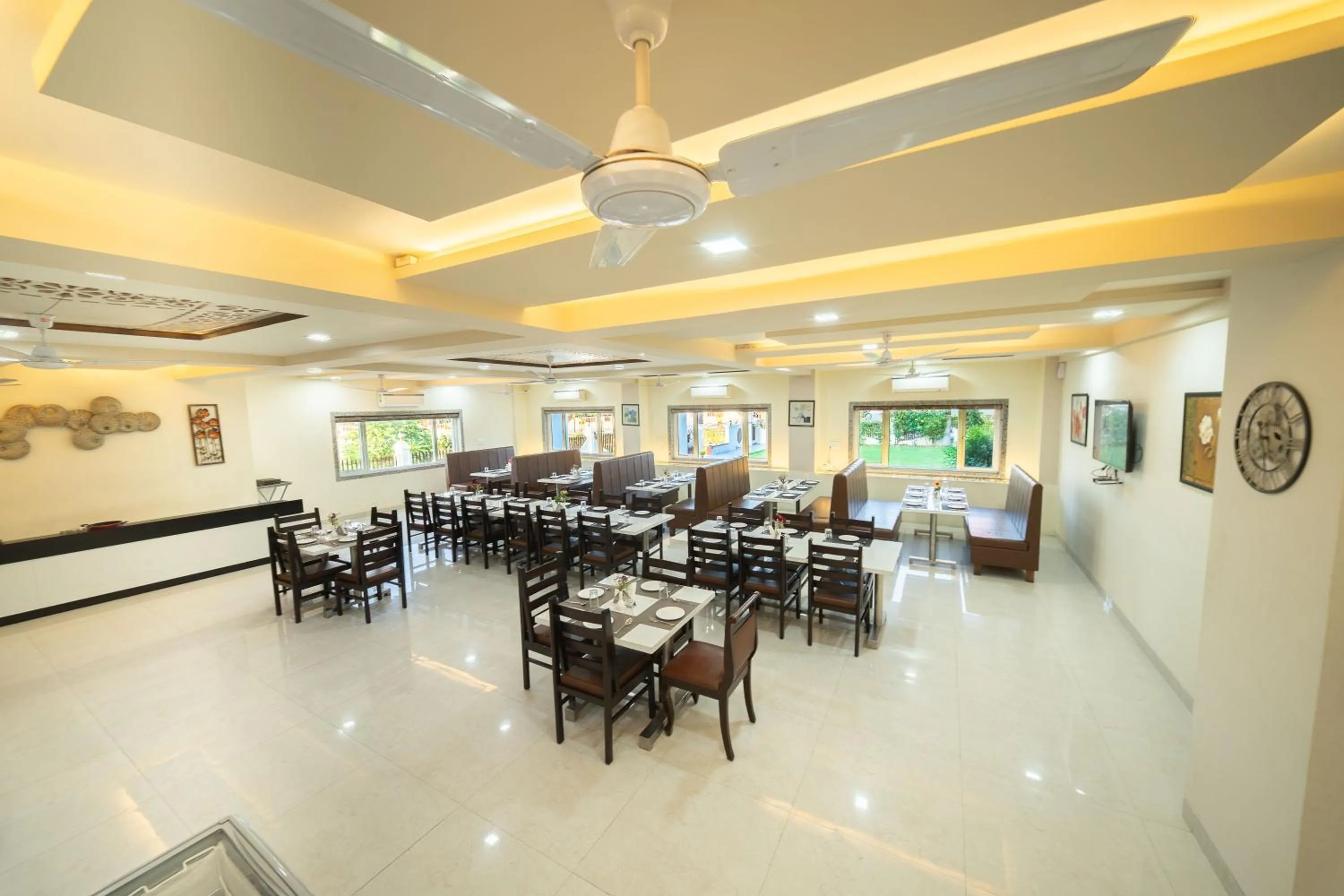 Restaurant/places to eat in The Sky Imperial- Hotel Gopal Darshan