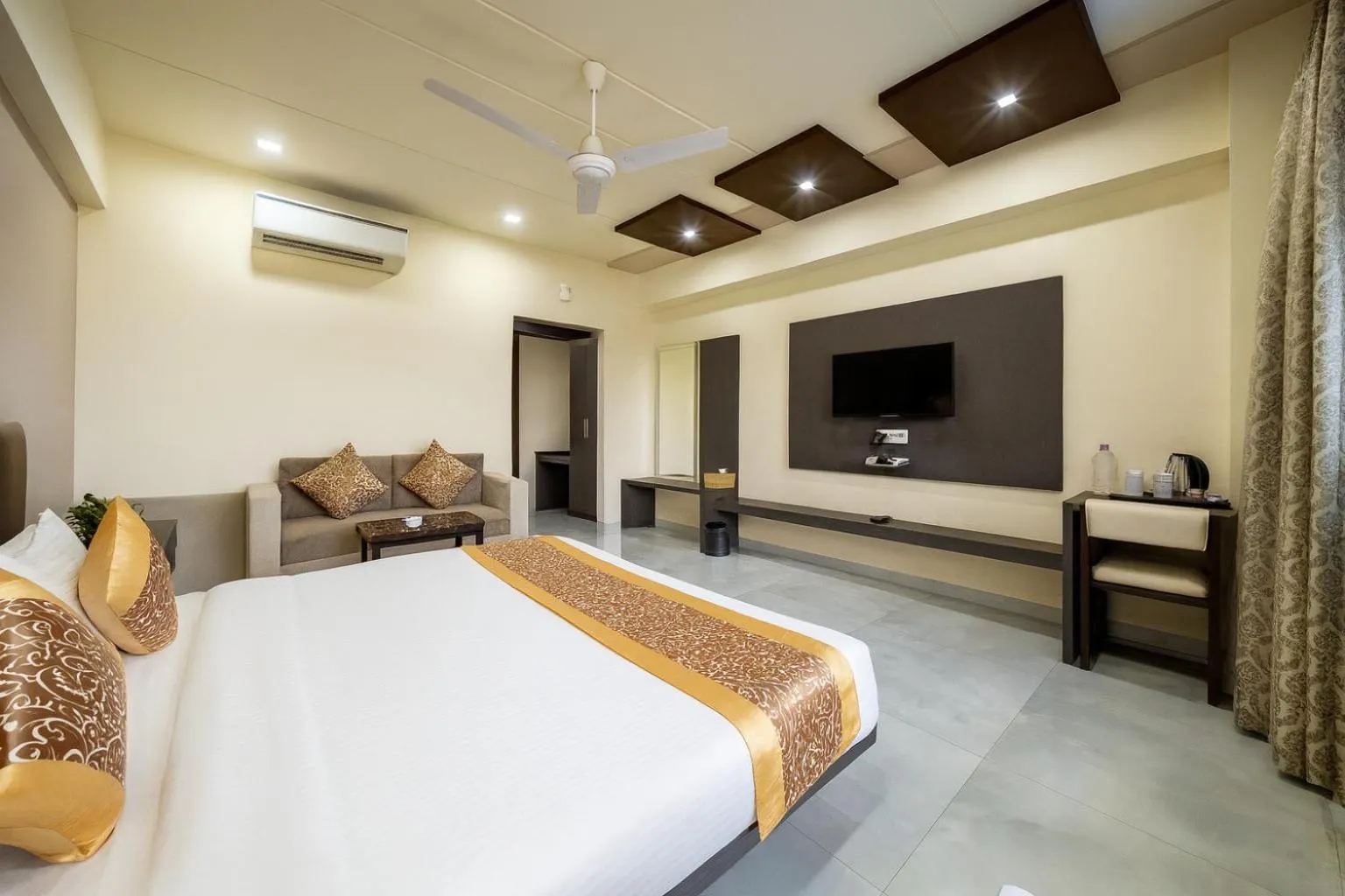 Bed in The Sky Imperial- Hotel Gopal Darshan