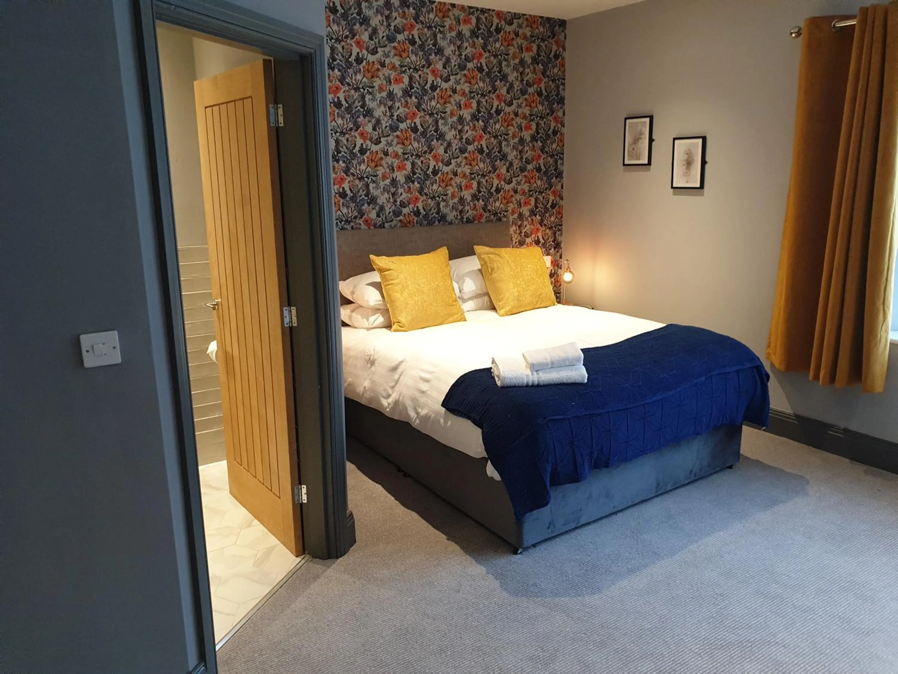 Photo of the whole room, Bed in The Strutt Arms