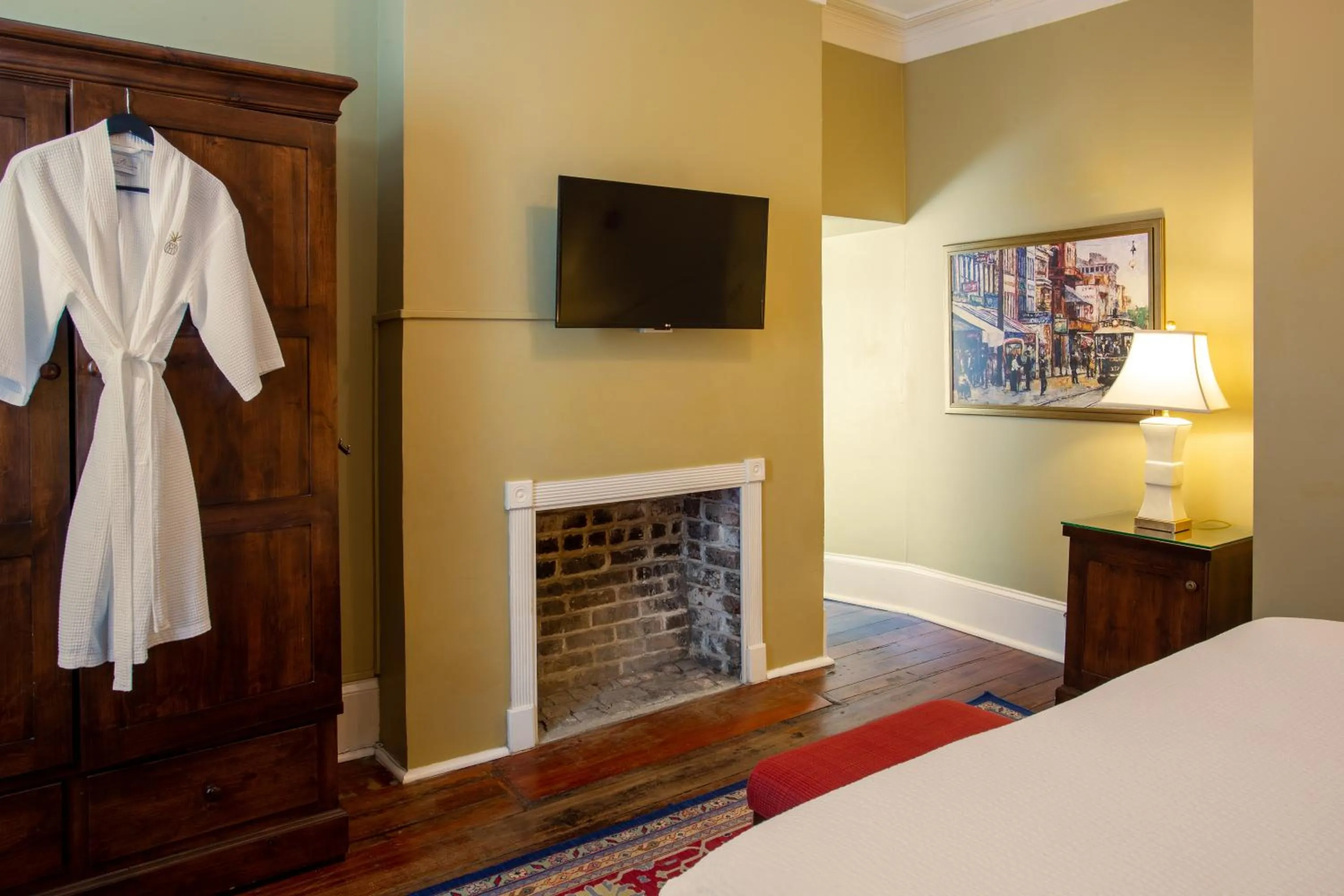 TV and multimedia, Bed in The Marshall House, Historic Inns of Savannah Collection