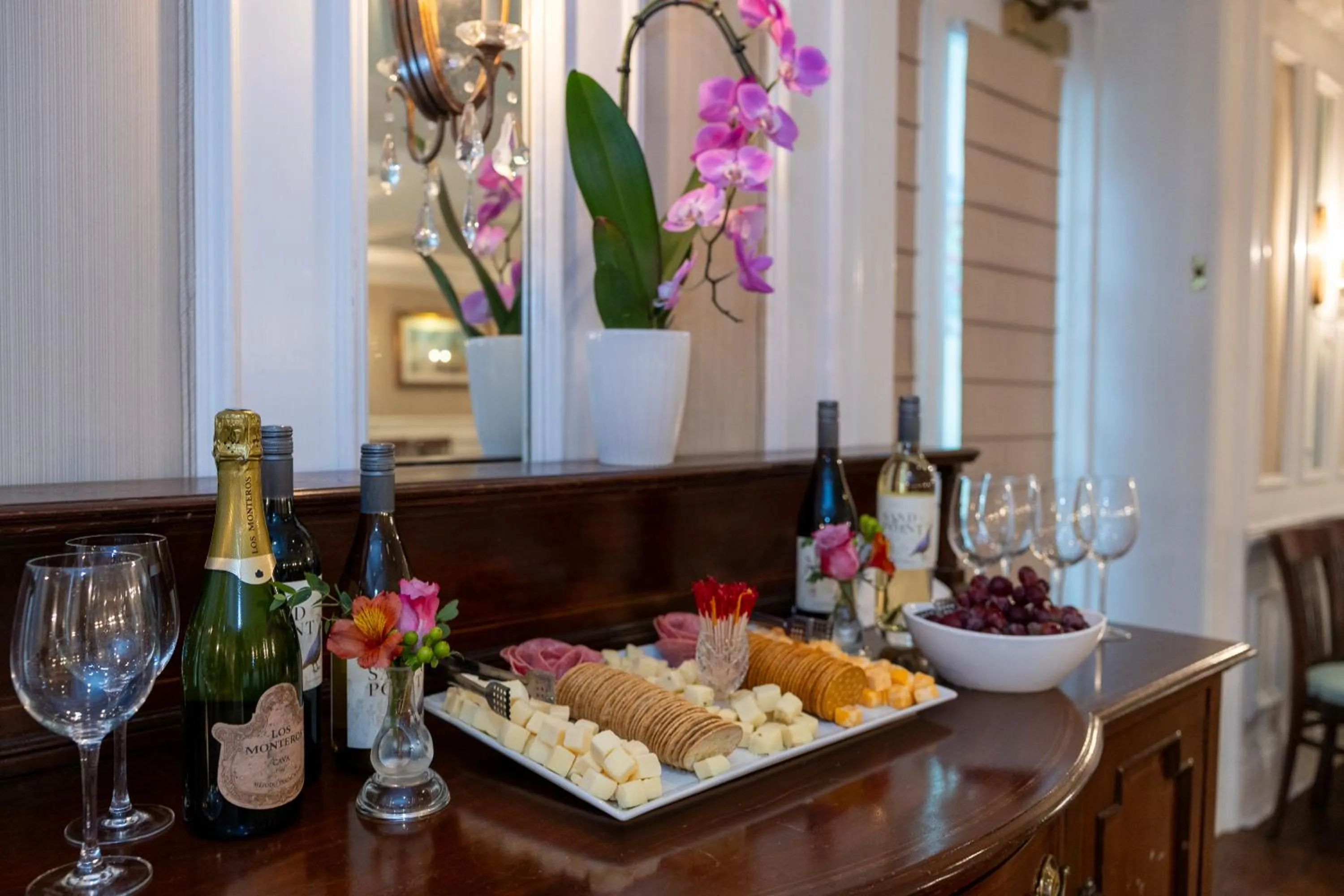 Food and drinks in The Marshall House, Historic Inns of Savannah Collection