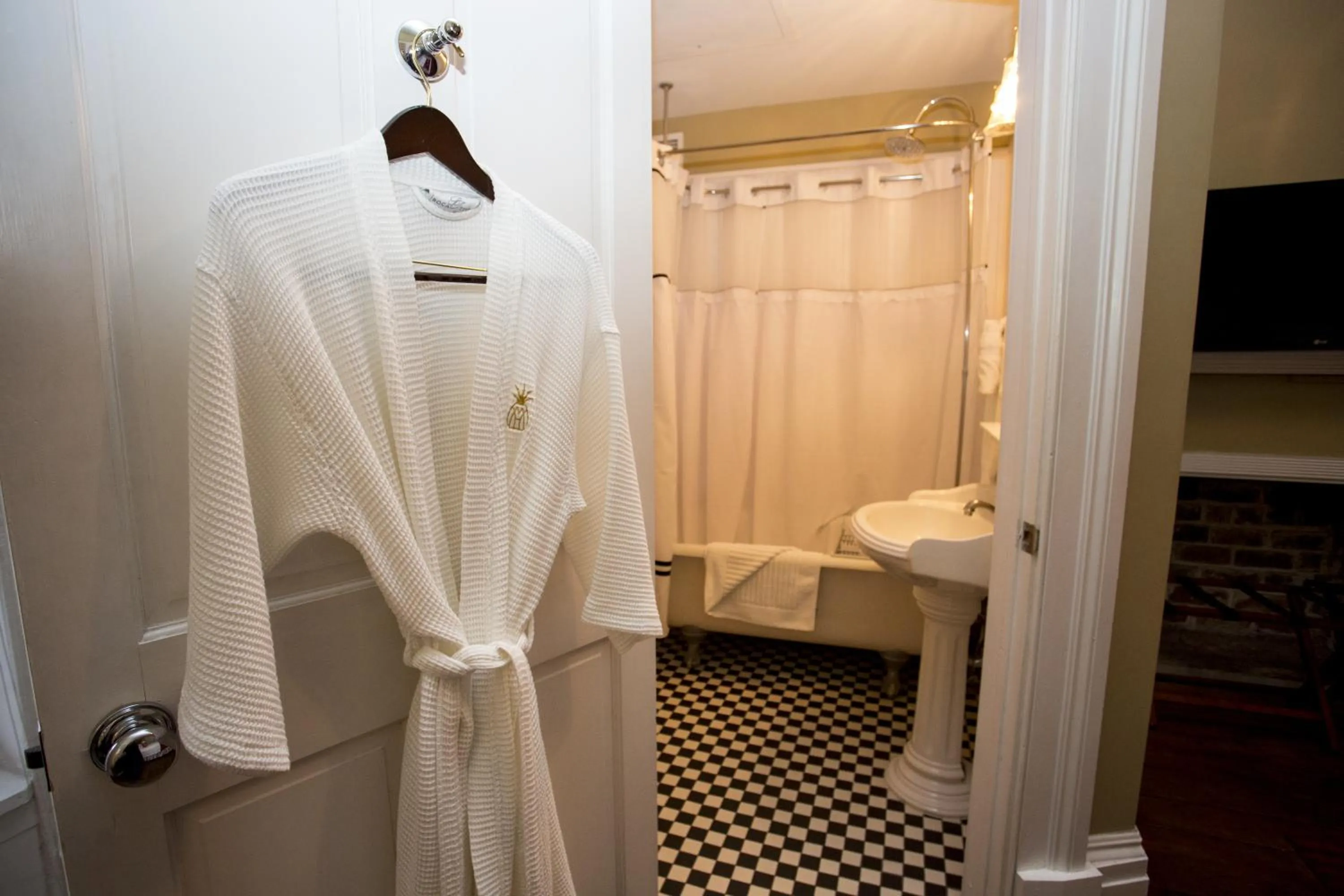 Bathroom, Bed in The Marshall House, Historic Inns of Savannah Collection