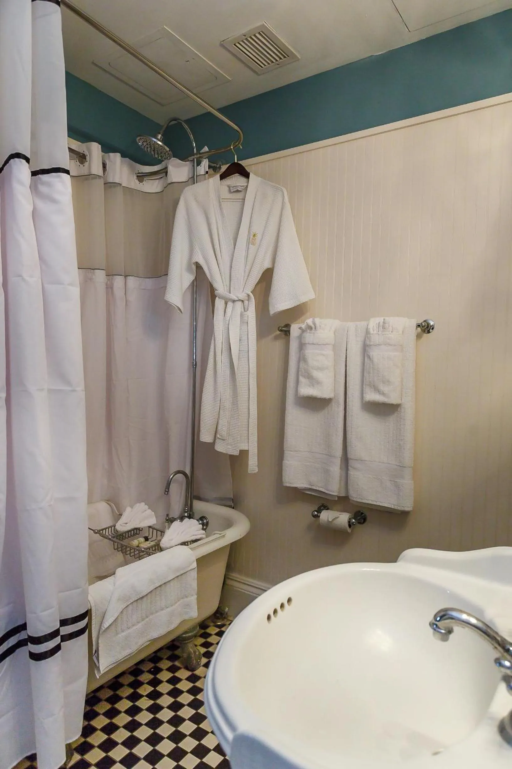 Bathroom in The Marshall House, Historic Inns of Savannah Collection