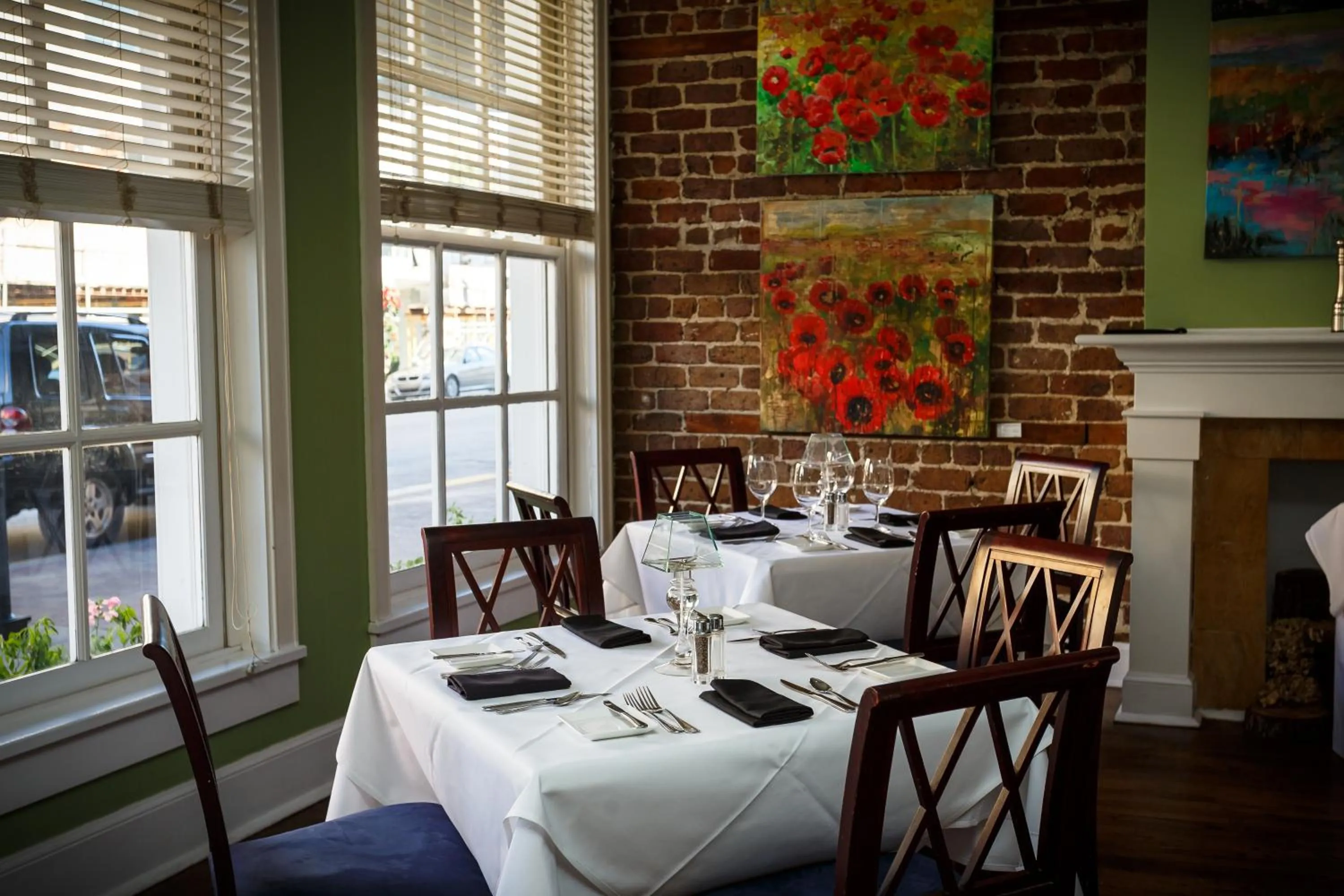 Restaurant/places to eat in The Marshall House, Historic Inns of Savannah Collection
