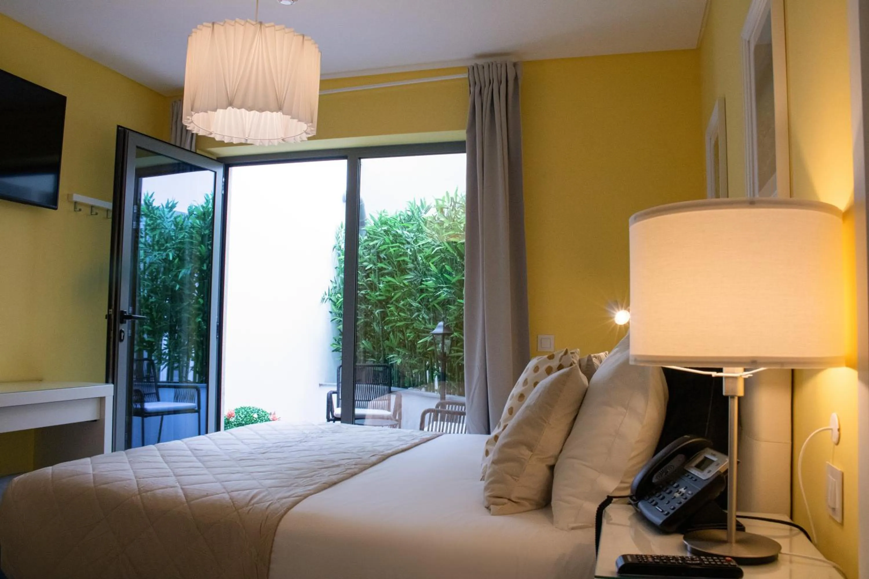 Balcony/Terrace, Bed in Kavia Hotel do Largo