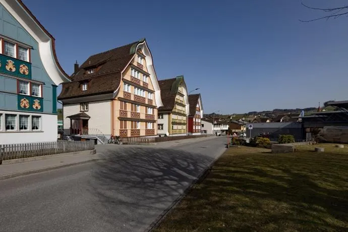 Quiet street view in Blattenheimat - im traditionellen Appenzeller Haus